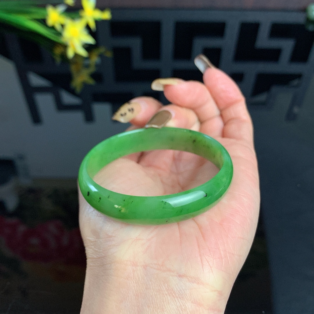 和田玉53圈口苹果绿宽条碧玉手镯！玉质细腻油润 底色纯净 无裂无棉 脂粉好，品质好