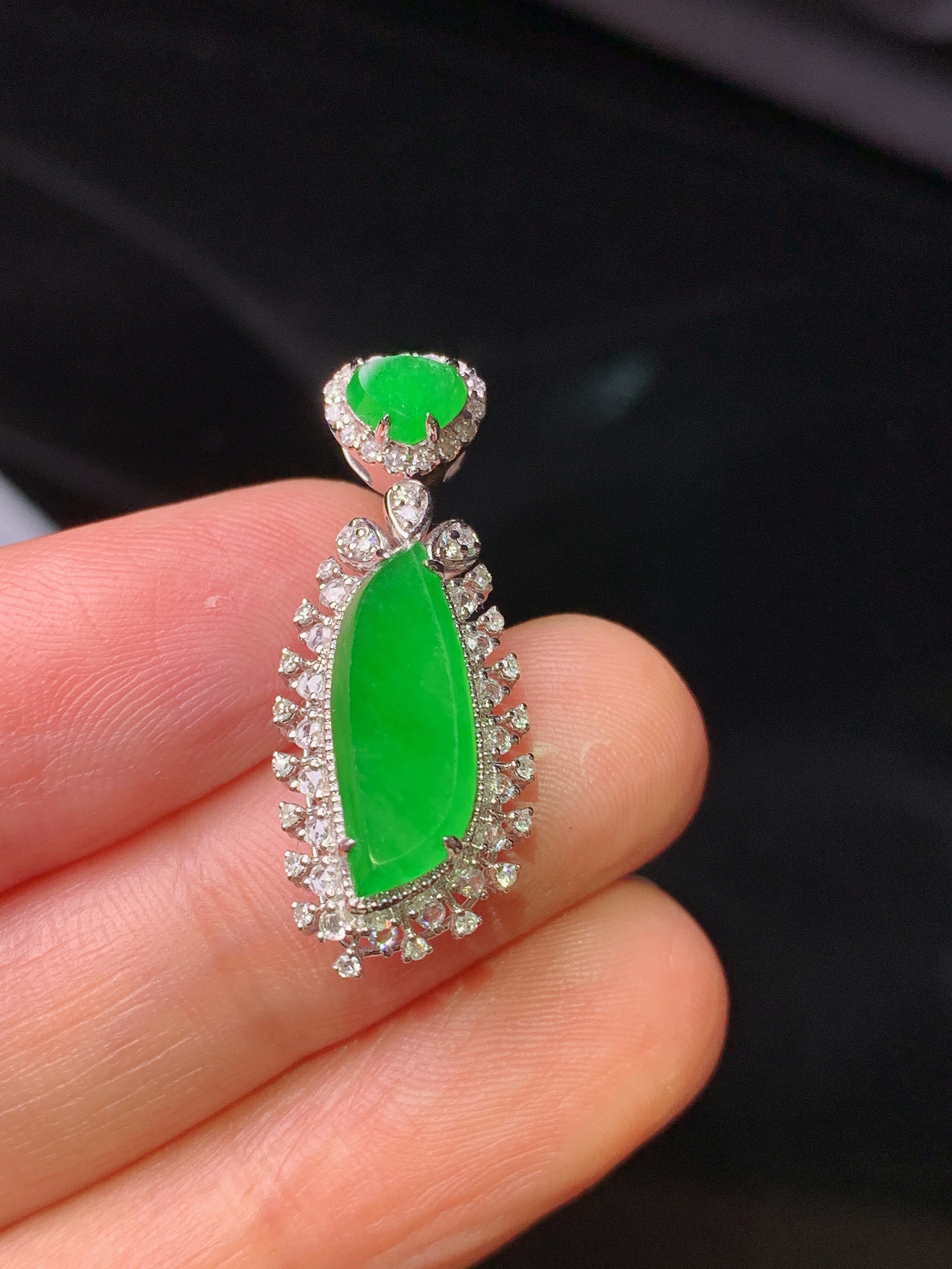 18k金钻镶嵌满绿随形吊坠 玉质细腻 色泽艳丽清新 水润亮眼 整体尺寸27.8*11.2*8.2