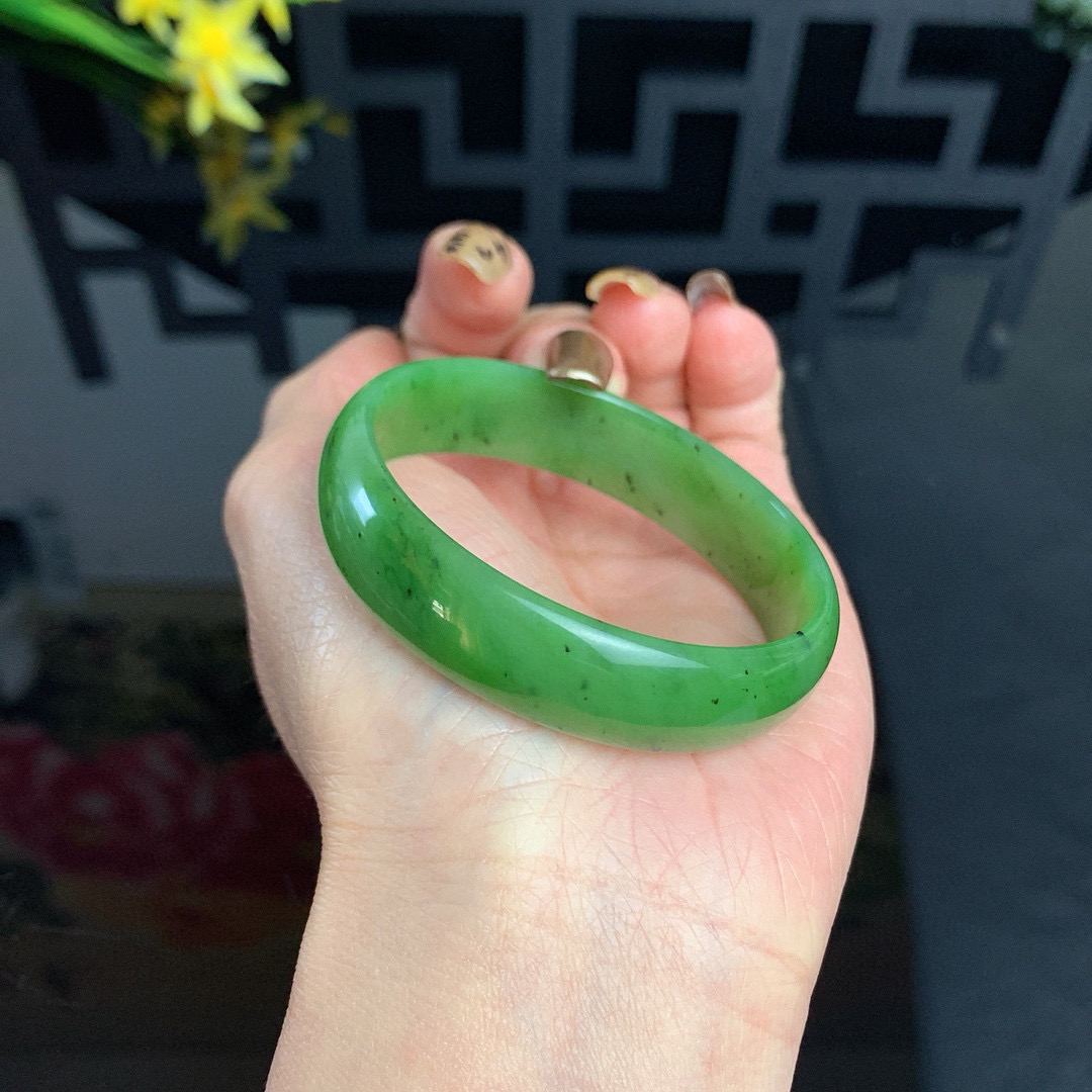 和田玉52.5圈口苹果绿宽条碧玉手镯，玉质细腻油润 底色纯净 无裂无棉 脂粉好，品质好！