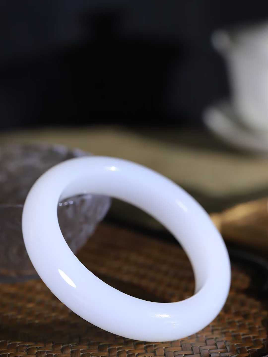 【婉约佳人.手镯】

收藏级和田玉白玉手镯 玉质温润细腻 油性十足 手感舒适，高华雅逸，线条流畅，