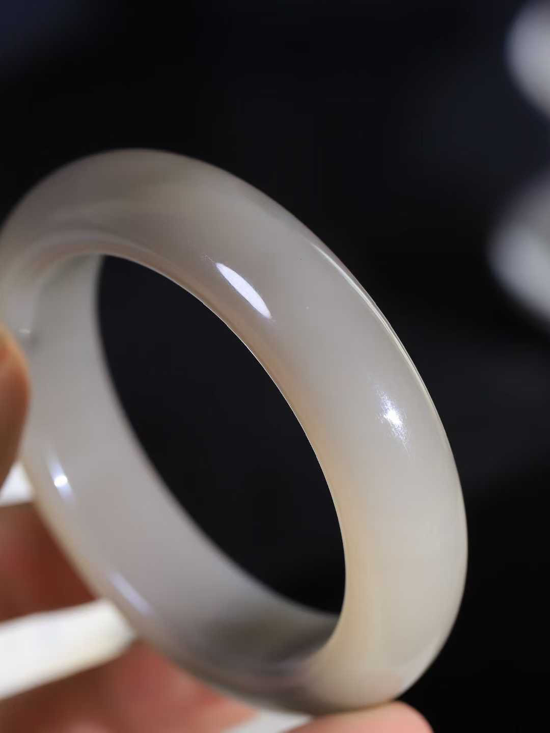 【花样年华·手镯】

精品和田玉烟紫藕粉双色手镯，质地油润细腻，色泽高贵典雅，镯型古朴典雅。在诗情画意的雨巷相遇，你是我腕间的一抹风情，有你眸有深情，清风荡漾湖间静水，我愿俯身低眉，在烟波涟漪处，寻你深情倩影。内径57.5mm尺寸15.8-10mm 重85克。fDL-3610588