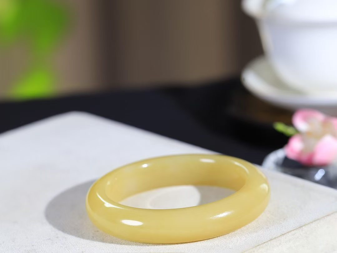 【花样年华·手镯】

精品和田玉糖玉手镯，质地油润细腻，色泽高贵典雅，镯型古朴典雅。在诗情画意的雨