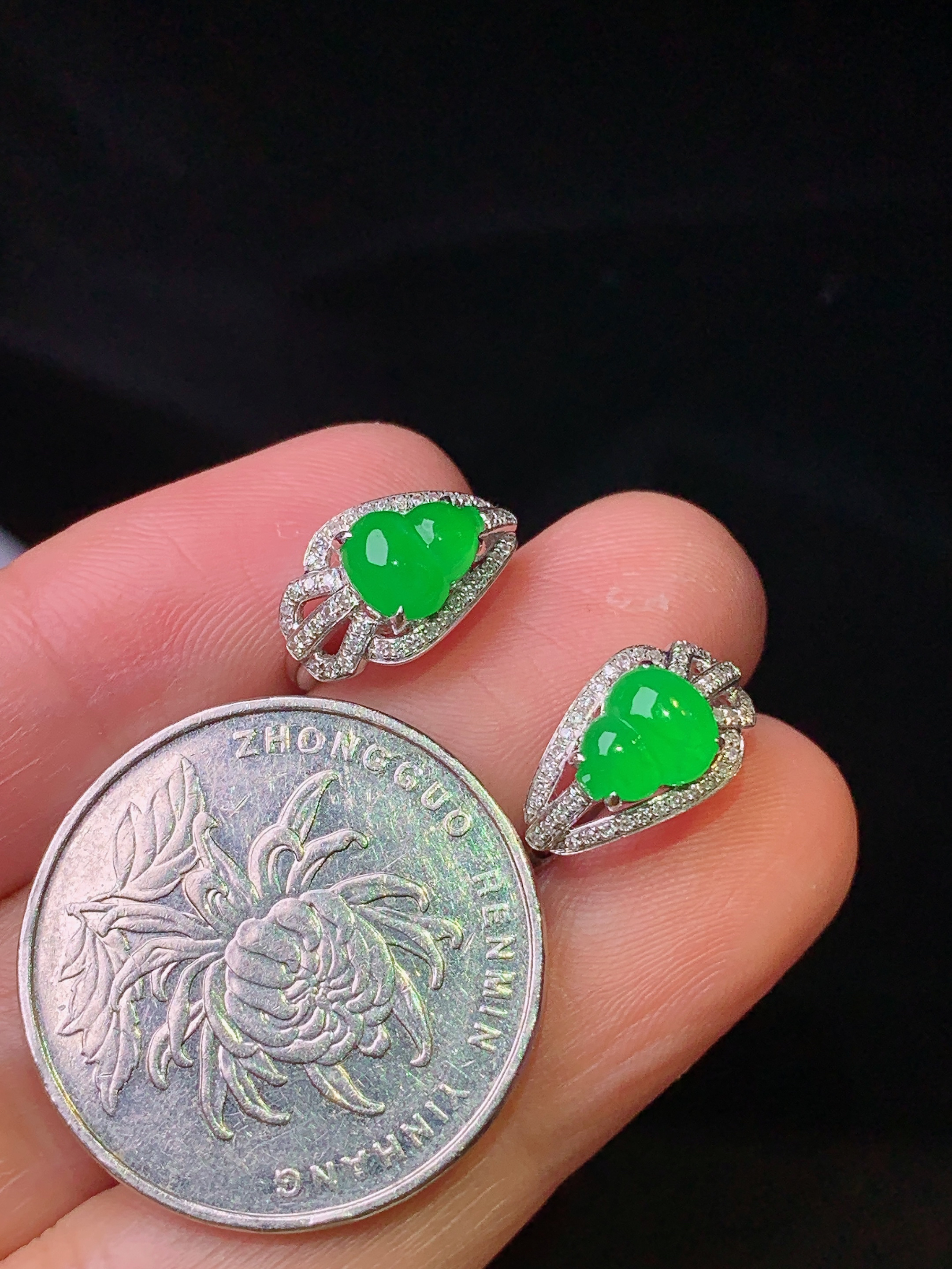 18k金钻镶嵌满绿葫芦耳钉 玉质细腻 色泽艳丽清新 裸石尺寸7*5.8*2.5