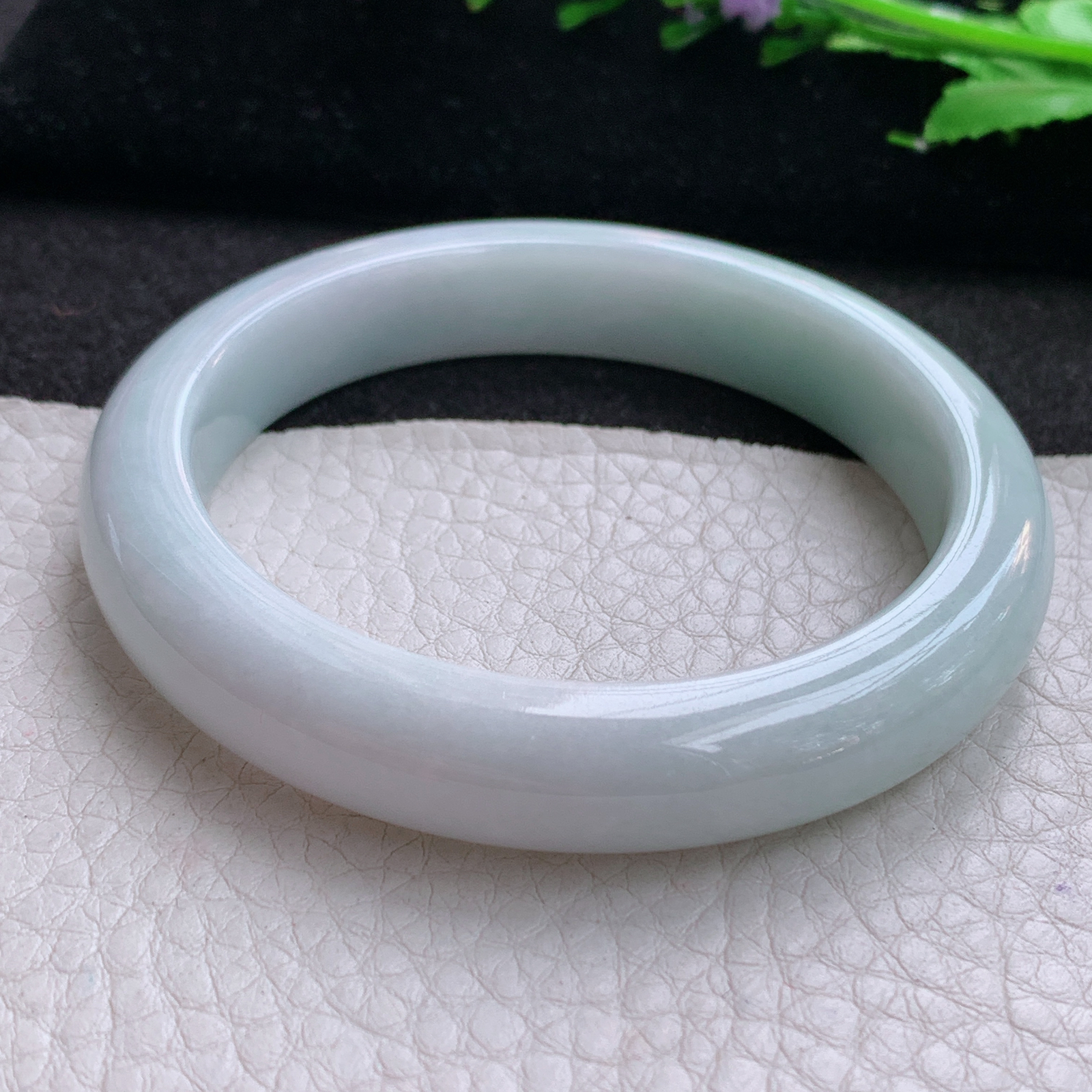 z实拍55*11*8.2平安镯 天然缅甸翡翠A货浅绿边宽边玉手环