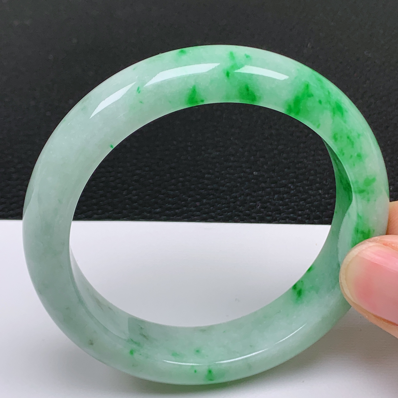 56～57圈口天然翡翠老坑飘阳绿正圈手镯 尺寸56.8*14.3*8.8mm