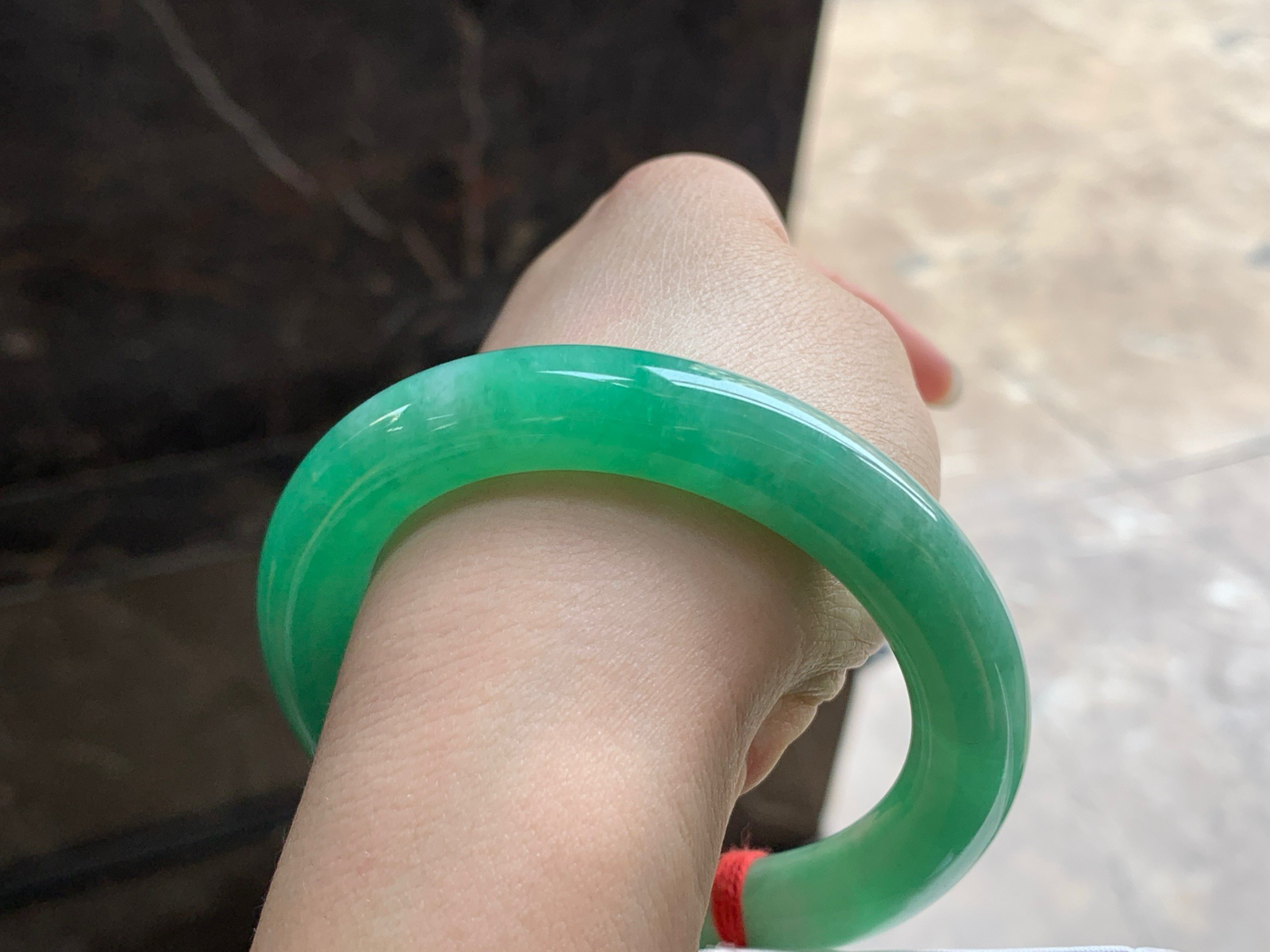 55.5-10.7

阳绿色圆条手镯^_^颜色鲜艳 玉质温润