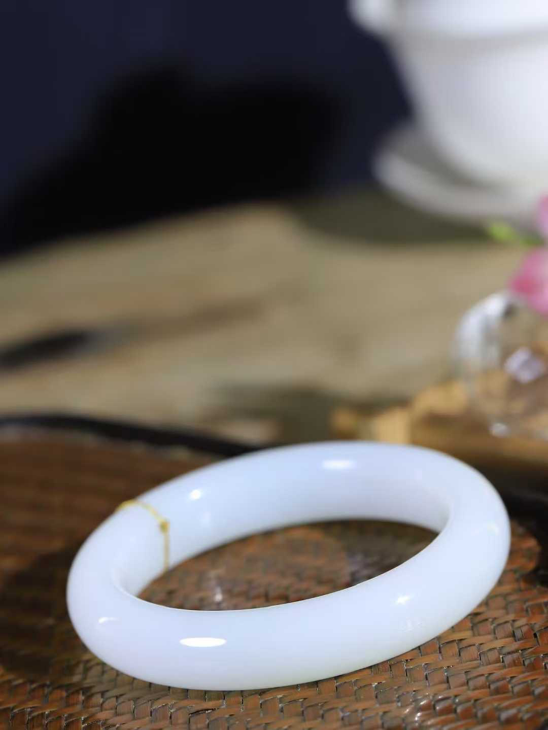 【婉约佳人.手镯】

精品和田玉白玉手镯 玉质温润细腻 油性十足 手感舒适，高华雅逸，线条流畅，简约大气，美自天成，素雅高贵。佩戴于腕间，婉约之美，举手投足间透出那份低调奢华。重69.7克 内径57mm  尺寸13.6-10.2mm   FDL-1110533