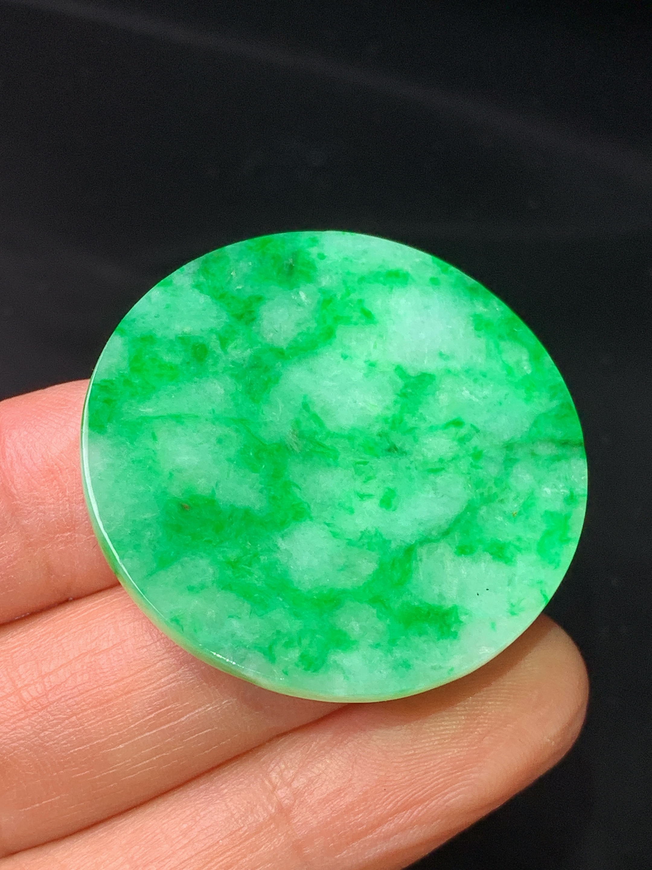 镶嵌款 翠绿圆牌吊坠 玉质细腻 色泽艳丽清新 整体尺寸34.2*2.6