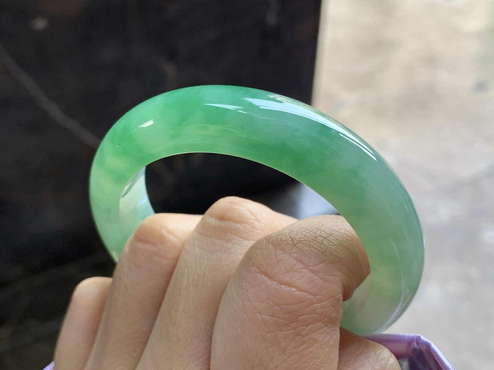 50-13.3-8.8

绿色手镯^_^玉质温润 清新细腻