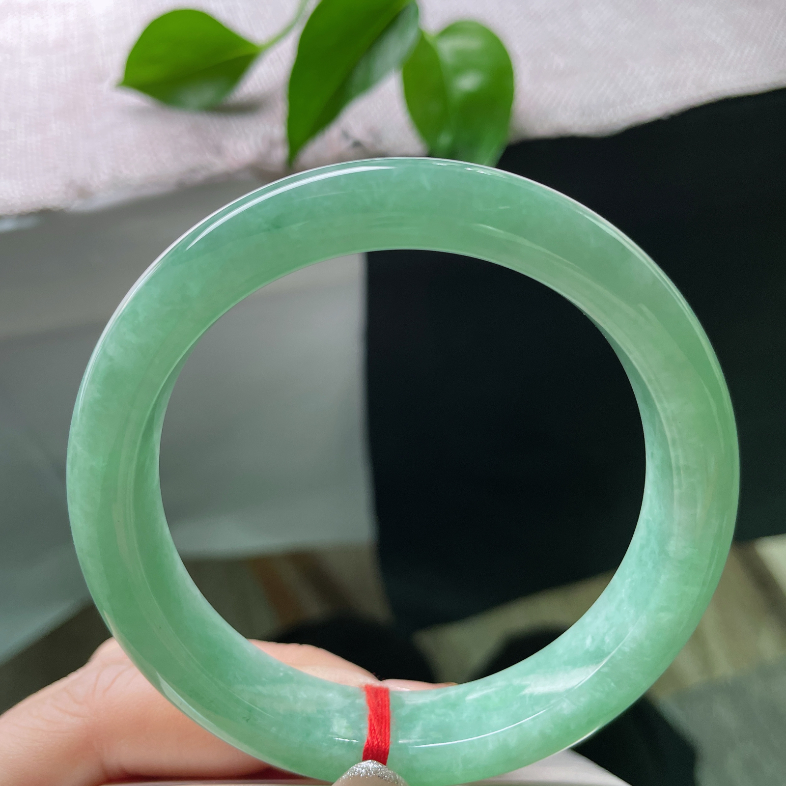 59.7/12.4/8.5，果绿底正圈，水润，质地温润细腻，颜色分布均匀，一点皮纹不显