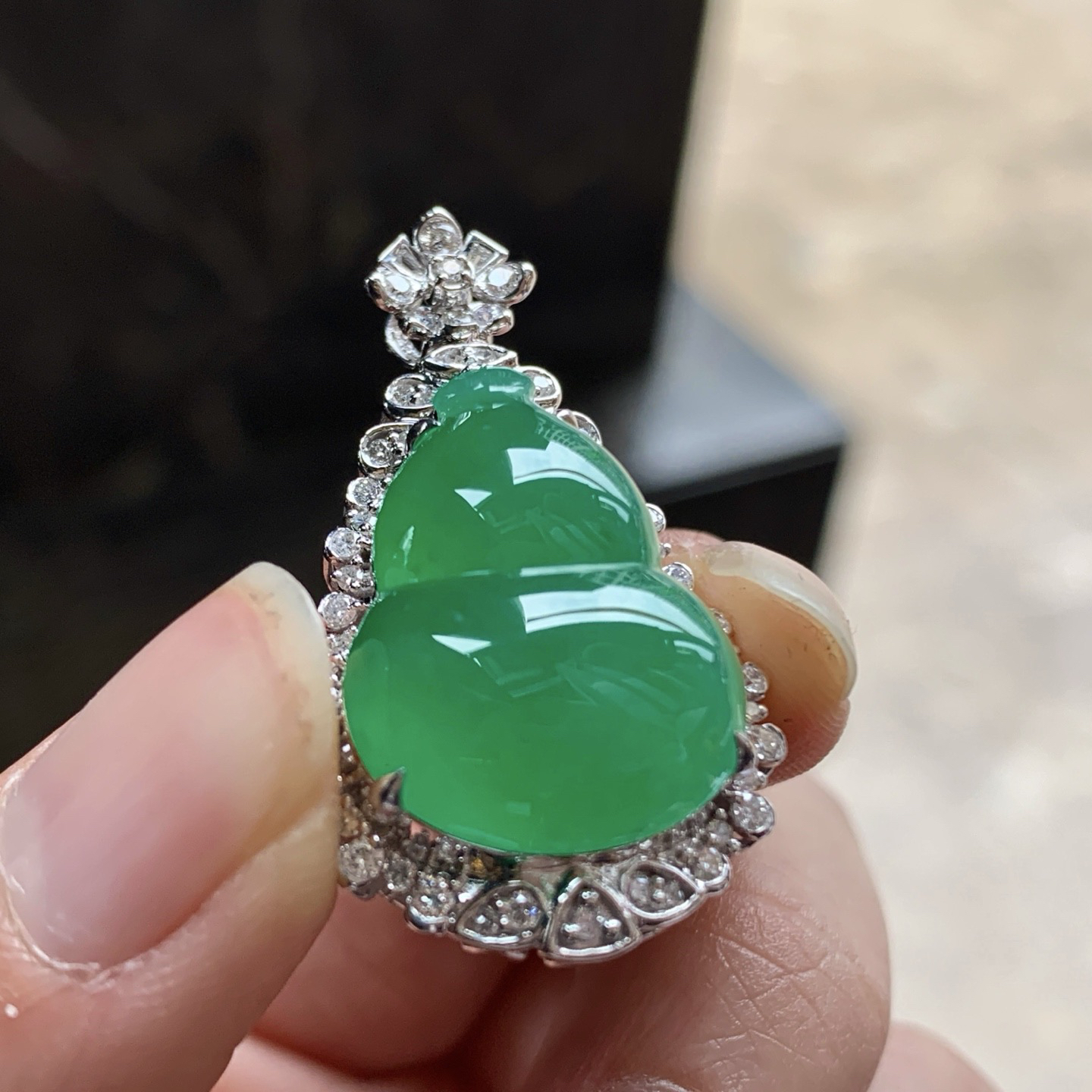 金钻镶嵌辣绿色葫芦吊坠^_^鲜艳 浓郁 饱满