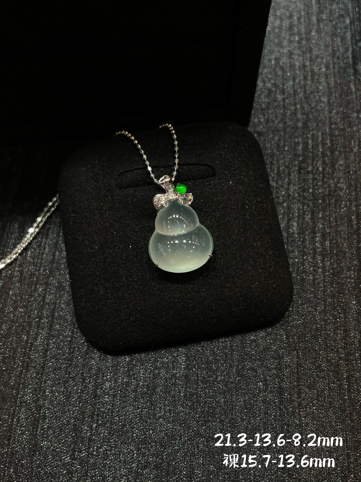 冰种 起光 葫芦吊坠

18k金简镶嵌