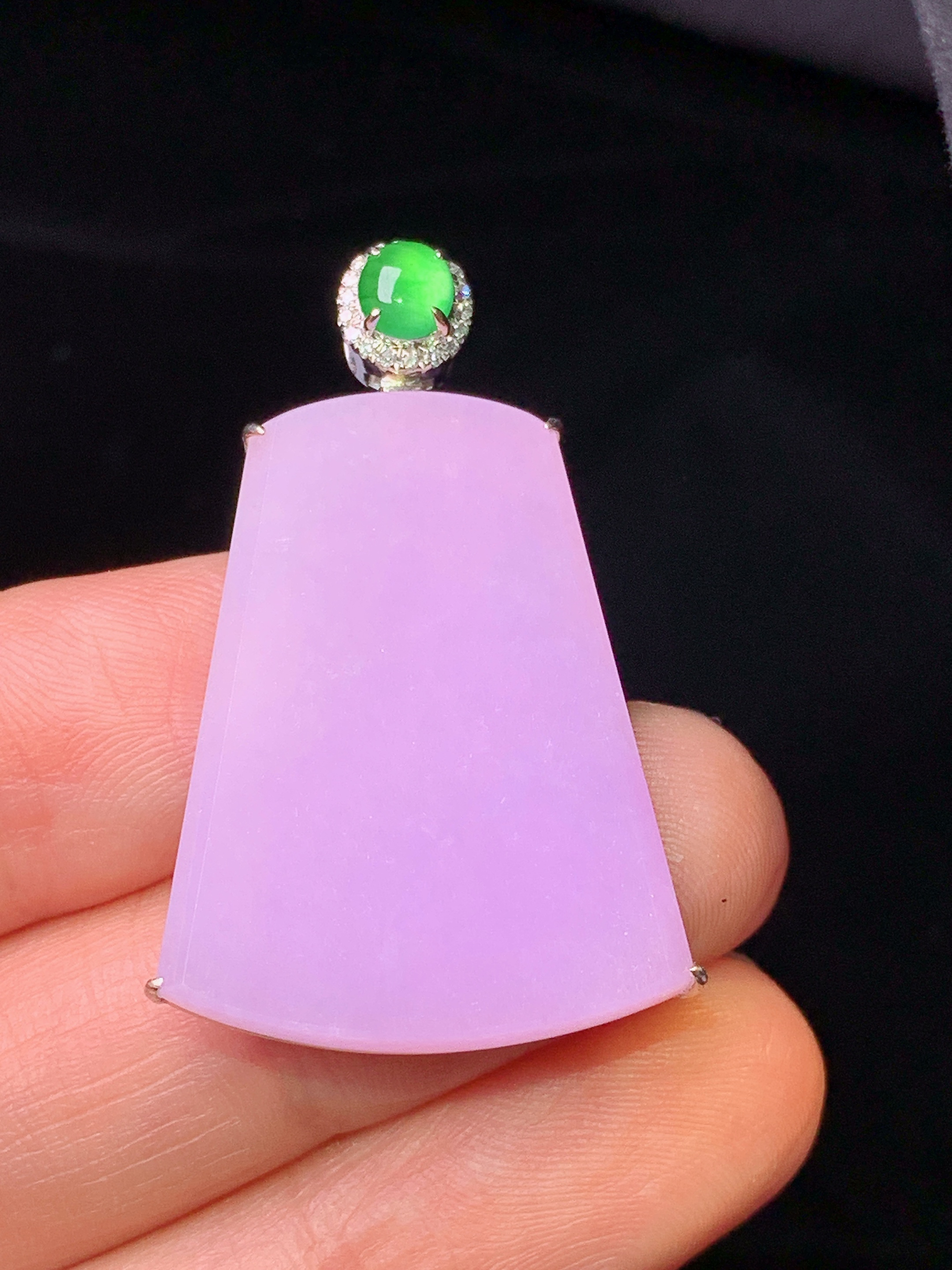 18k金钻镶嵌紫罗兰无事牌吊坠 玉质细腻 色泽艳丽清新 水润亮眼 整体尺寸36.3*22.8*3.5