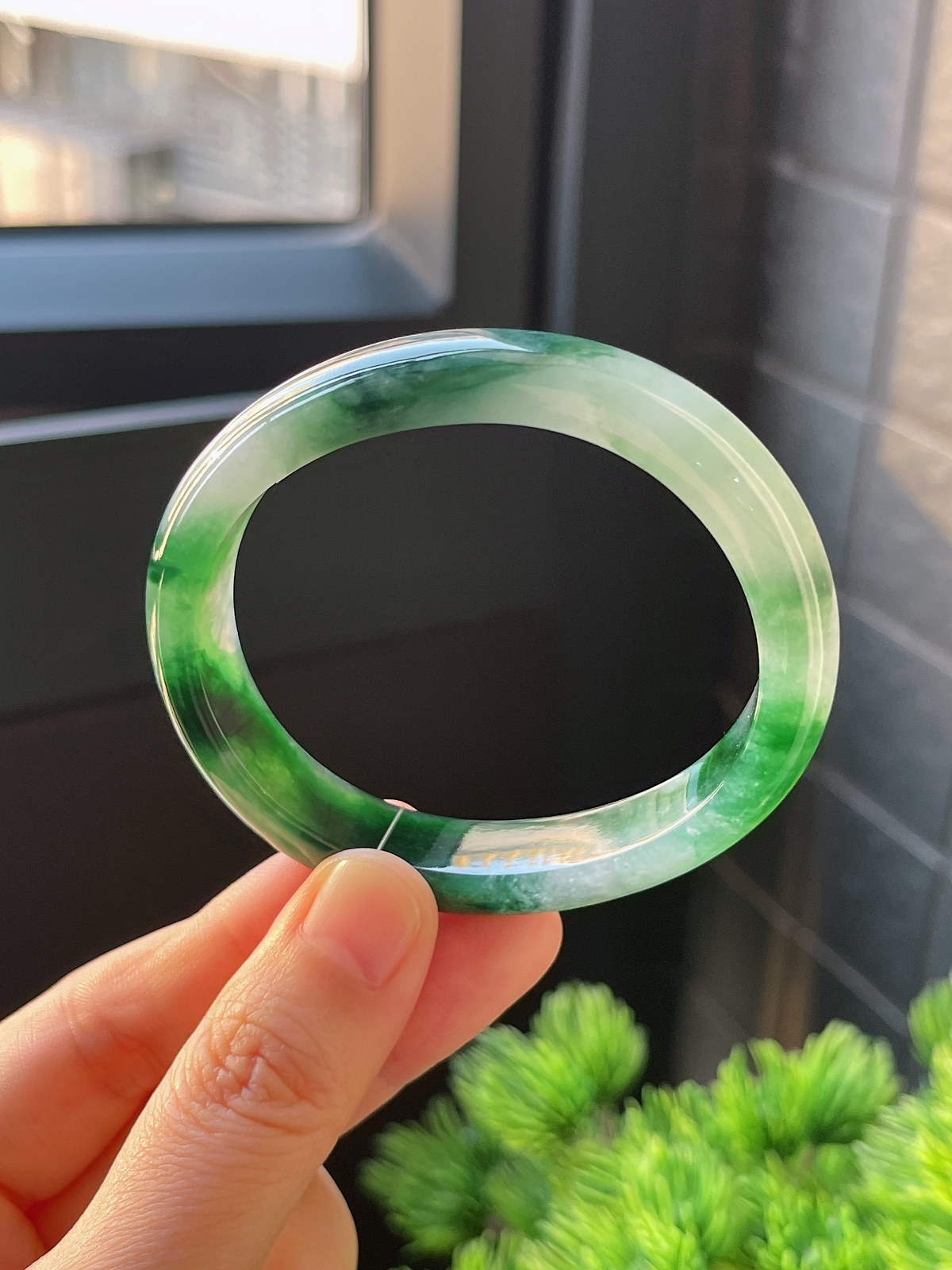 贵妃镯54.3圈口，翡翠冰糯种飘绿手镯