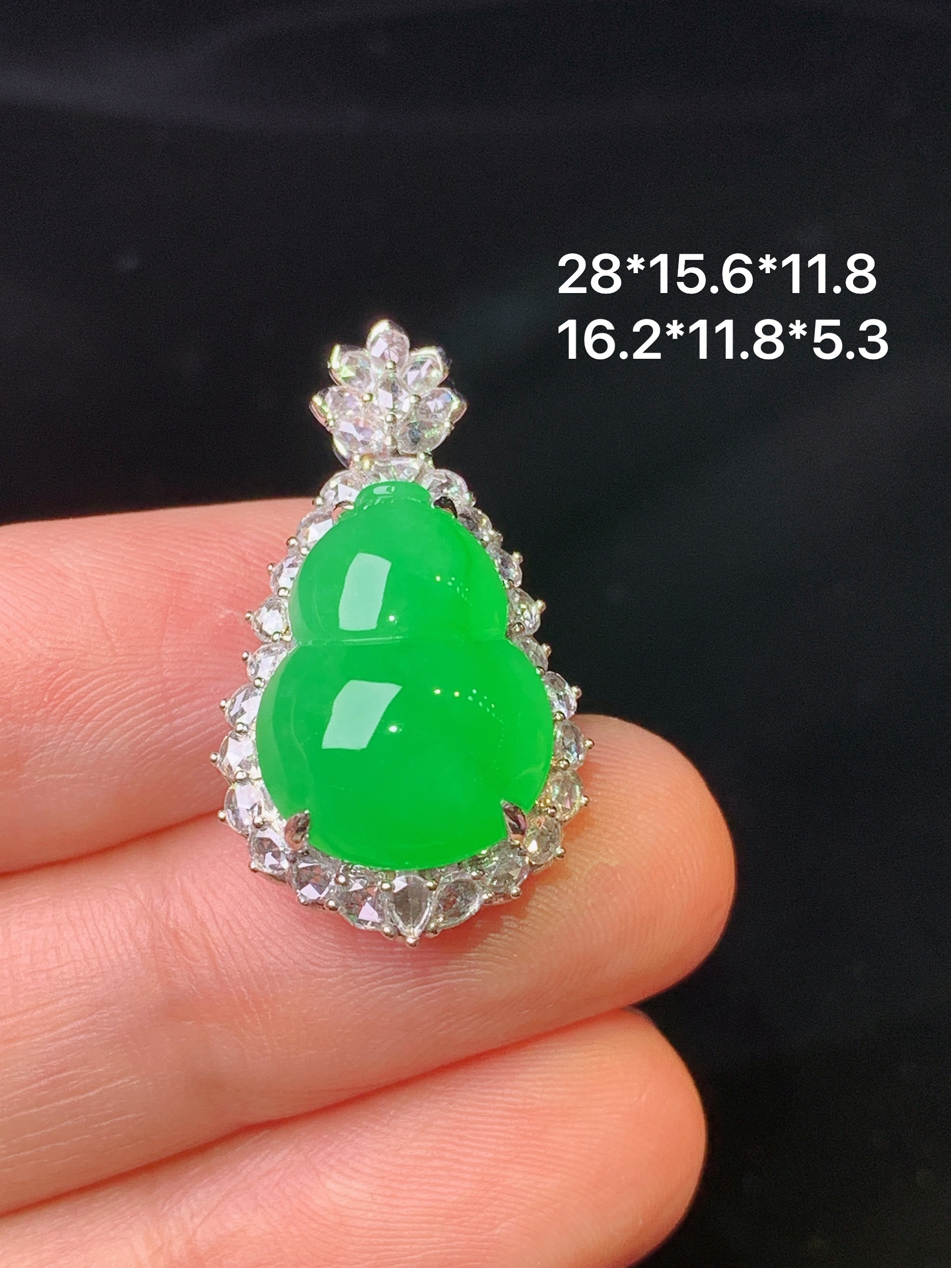 18k金钻镶嵌满绿葫芦吊坠 玉质细腻 色泽艳丽清新 水润亮眼 整体尺寸28*15.6*11.8