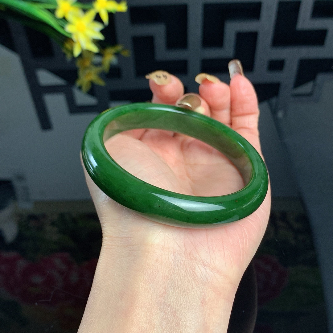 和田玉62圈口菠菜绿碧玉手镯！玉质细腻油润 底色纯净 无纹裂 脂粉好，品质好！