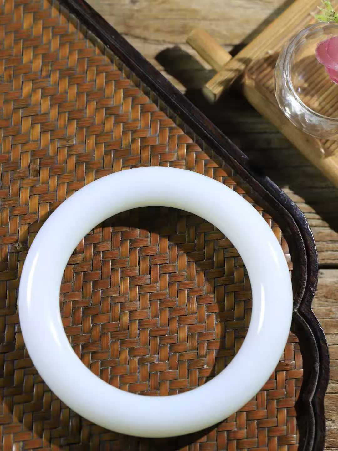 【玉佳人·手镯】

精品️和田玉白玉圆条手镯 ，玉质细腻油润，做工细致精美，端庄素雅，亭亭玉立，芊芊素手。芊芊素手，怎能忘镯？秀美镯型，更显婀娜。内径60mm 尺寸12.5-12.5mm重84.5克69121080L
​