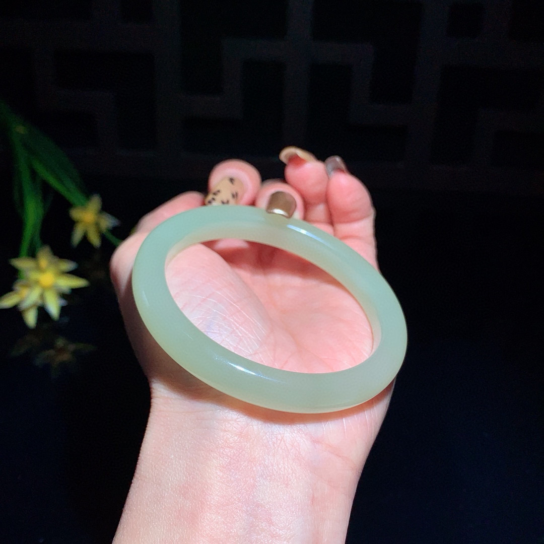 和田玉57.5圈晴水色手镯！玉质细腻油润 底色纯净 无裂无杂 脂粉好，品质高。