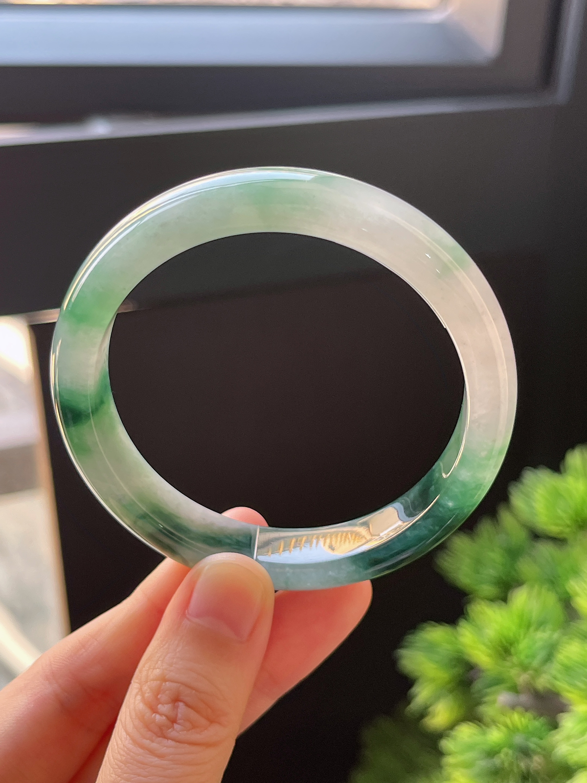 正圈53.5圈口，翡翠冰糯种飘绿手镯