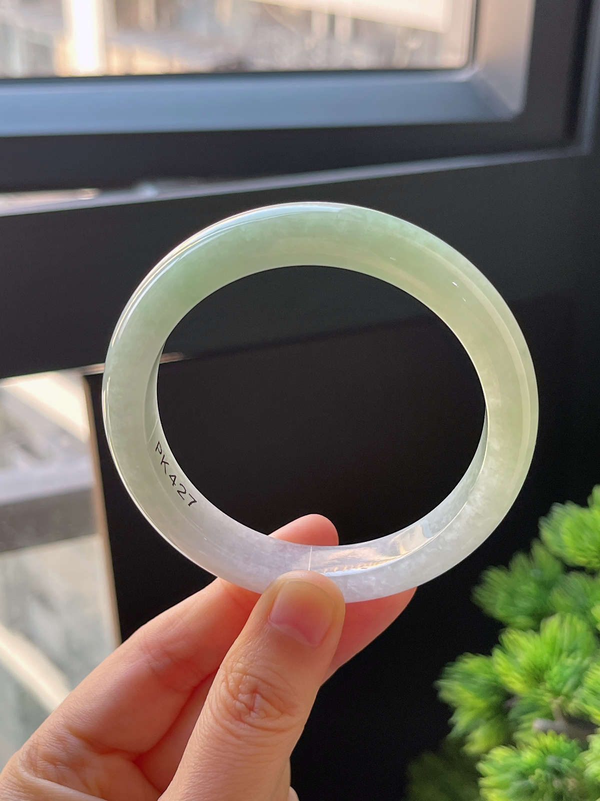 正圈57.6圈口，翡翠糯化种浅绿色手镯