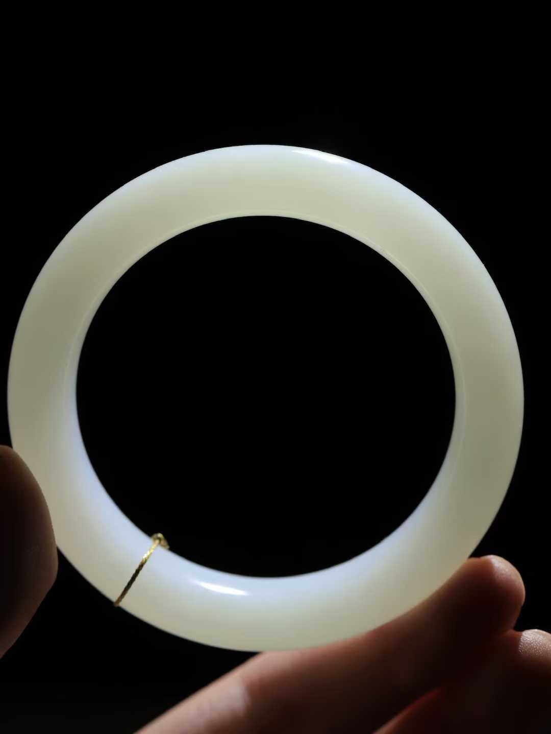 【婉约佳人.手镯】

精品和田玉白玉手镯 玉质温润细腻 油性十足 手感舒适，高华雅逸，线条流畅，简约大气，美自天成，素雅高贵。佩戴于腕间，婉约之美，举手投足间透出那份低调奢华。重69.7克 内径57mm  尺寸13.6-10.2mm   FDL-1110533