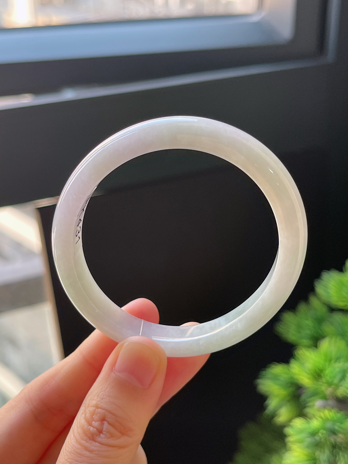 贵妃镯53.6圈口，翡翠糯化种淡绿色手镯