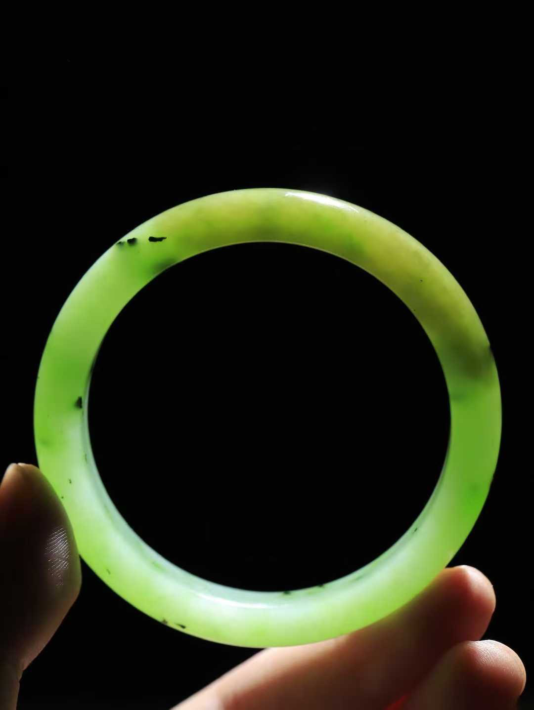 【碧色荡漾·手镯】

精品️和田玉碧玉带糖手镯，玉质细腻温润，手感舒适，️线条流畅，简约大气，美自天成，佩戴于腕间，婉约之美，举手投足间透出那份低调奢华，醉人心扉。重47.5克 内径圈口56.5mm尺寸12-7.7mm FDL-7710532