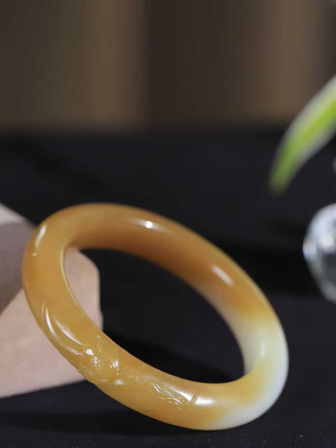 【荷韵.手镯】

精品和田玉糖白玉手镯 玉质温润细腻 手感舒适，高华雅逸，线条流畅 素雅高贵。佩戴于腕间，婉约之美，举手投足间透出那份低调奢华。重48.6克 尺寸52-11.6-9.3mm FDL-6910641