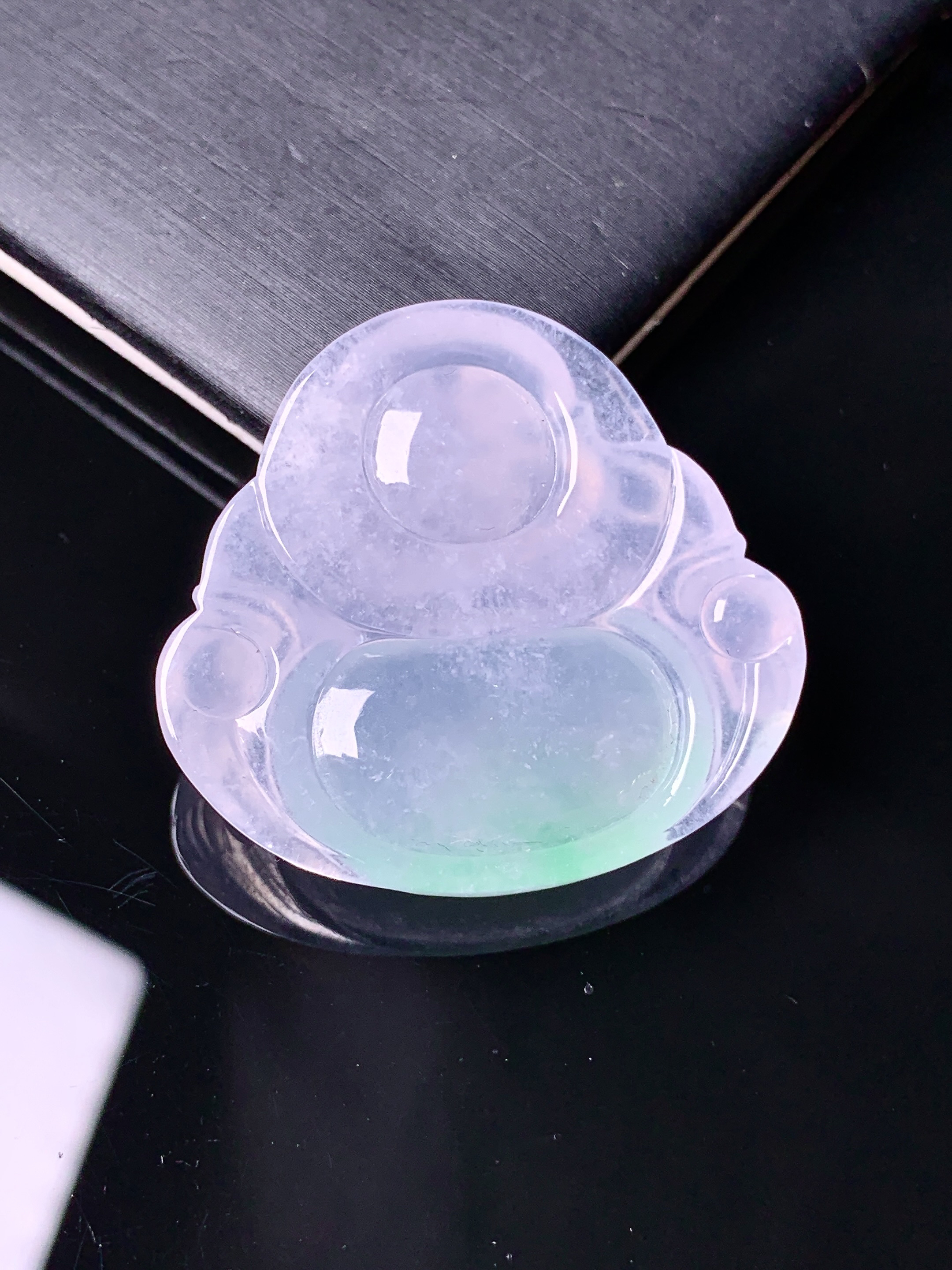 冰种飘绿佛公吊坠 玉质细腻 色泽艳丽清新 水润亮眼 整体尺寸32.3*34.8*6.6