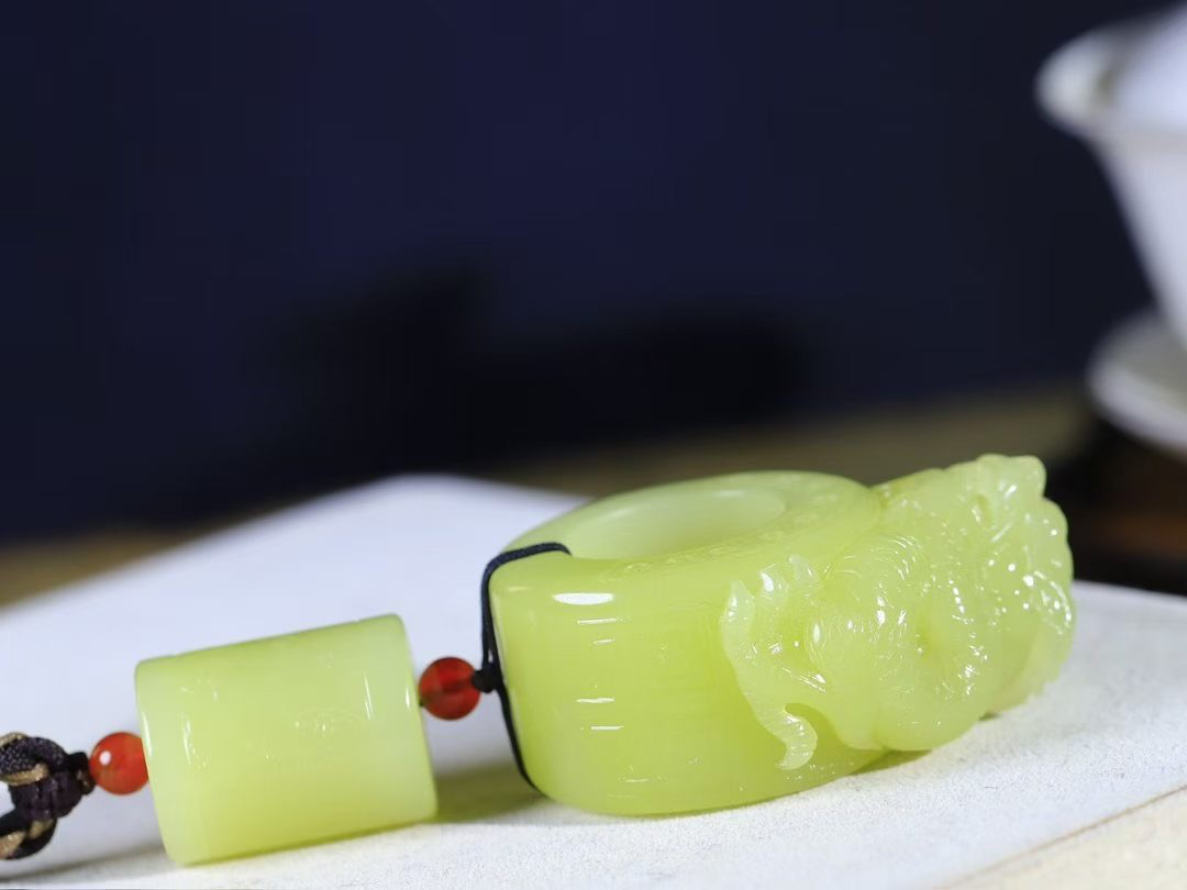 （龙行天下.扳指）

精品和田玉黄口祥龙扳指，料子细腻 手感上佳、雕工精湛，精雕祥龙，龙头双目圆瞪，巨口大张，獠牙锋利， 龙是古代祥瑞之物，寓意有龙护身，
重125.8克    圈口22mm   尺寸25-27.2mm fDL-7510492