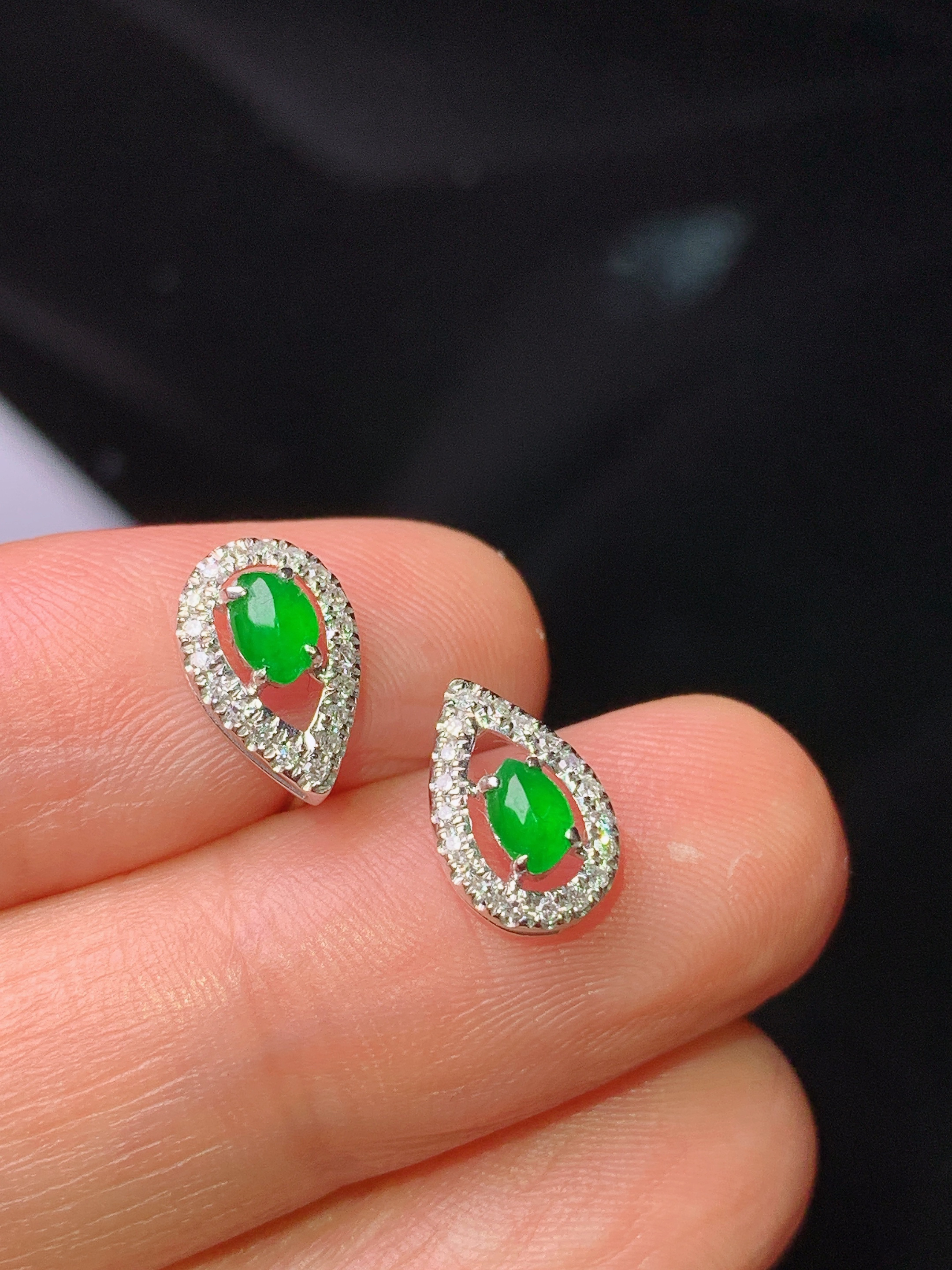 18k金钻镶嵌满绿蛋面耳钉 玉质细腻 色泽艳丽清新 水润亮眼 整体尺寸10*6.5*4