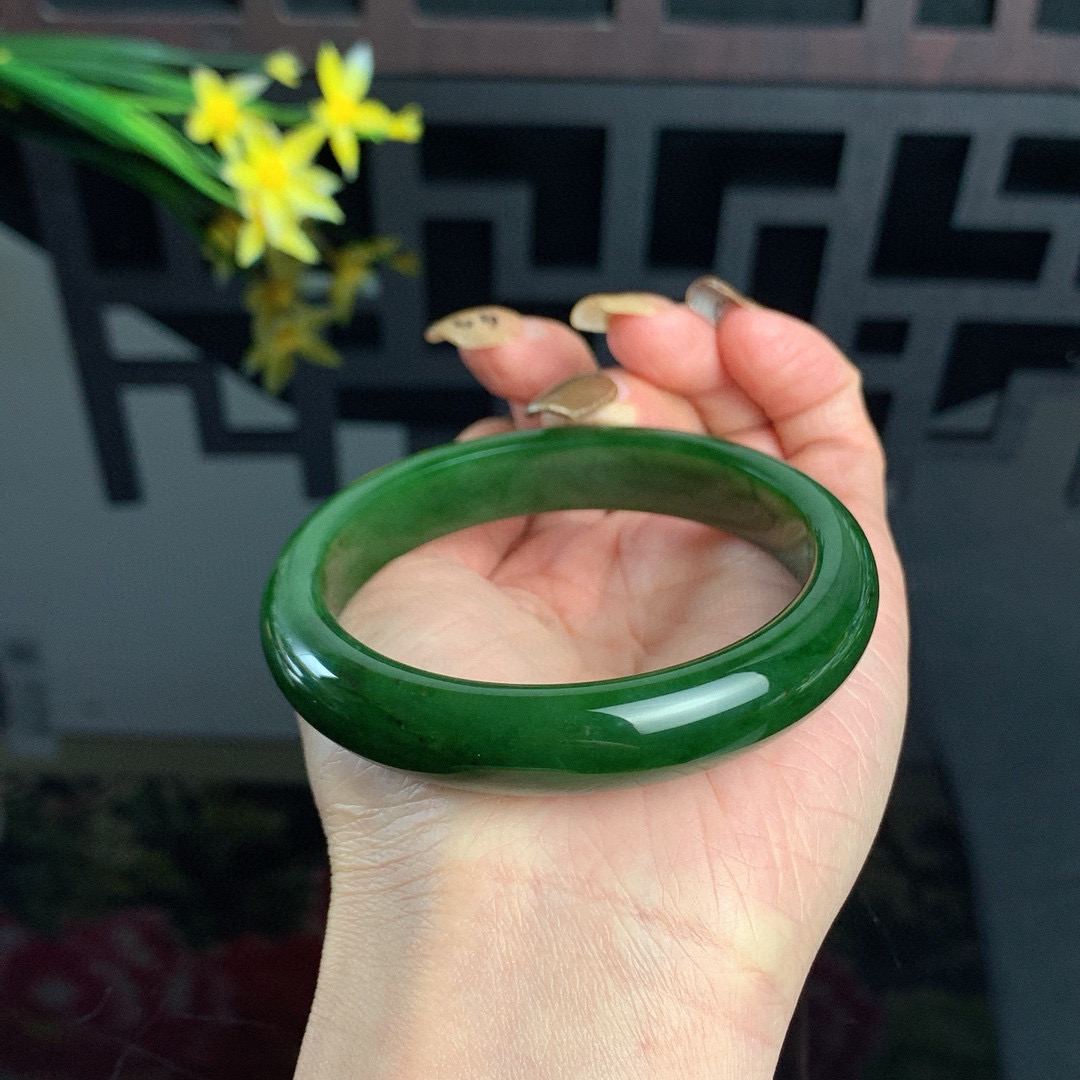 和田玉59圈口菠菜绿碧玉手镯！玉质细腻油润 底色纯净 无纹裂 脂粉好，品质好！