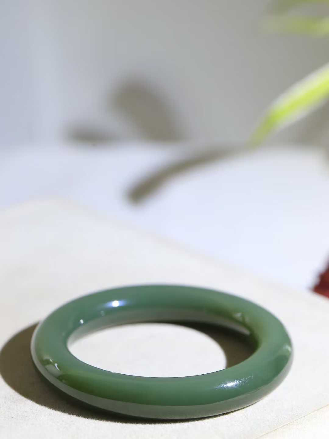 【碧色荡漾·手镯】

精品️和田玉碧玉圆条手镯，玉质细腻温润，手感舒适，️线条流畅，简约大气