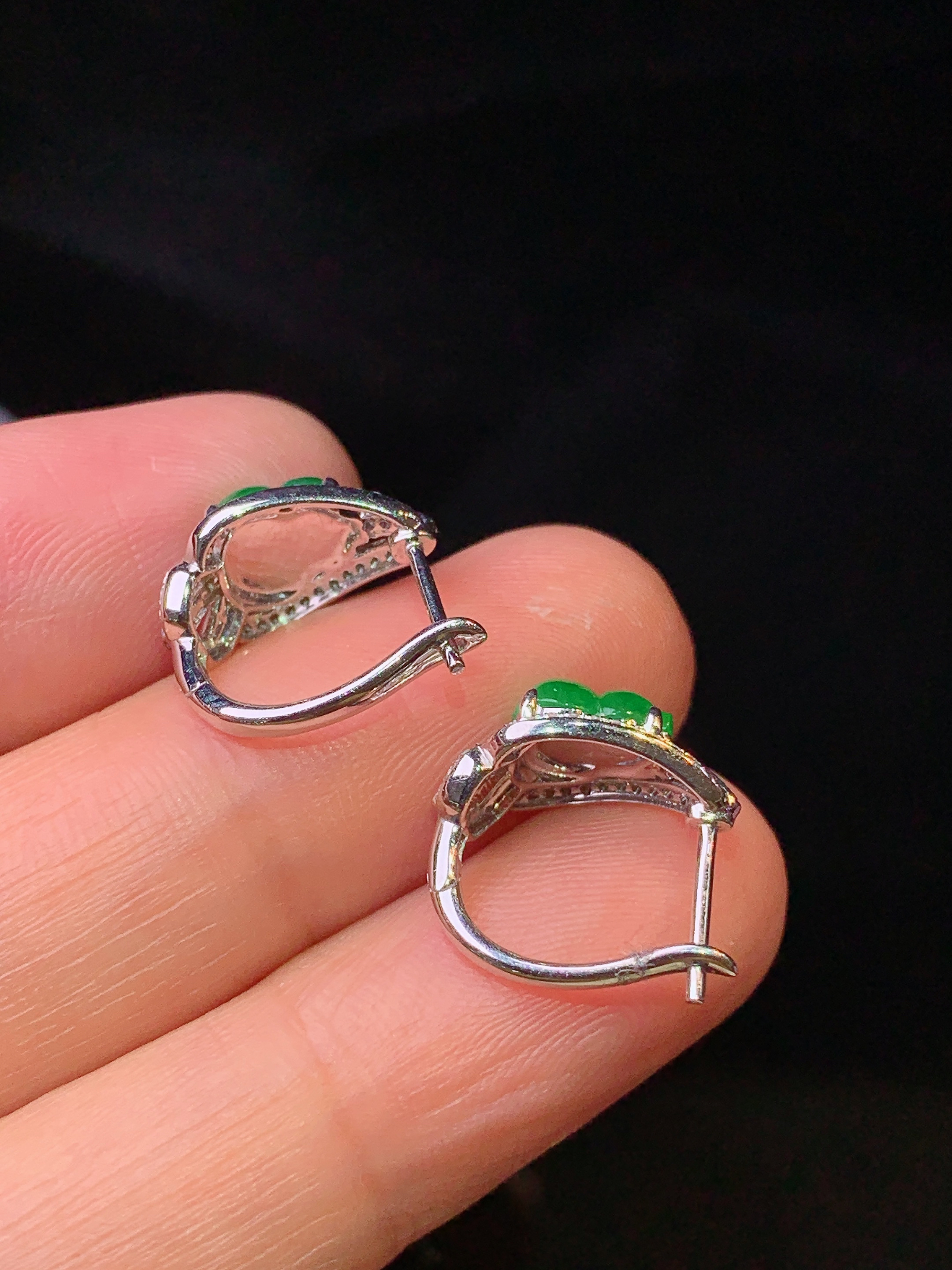 18k金钻镶嵌满绿葫芦耳钉 玉质细腻 色泽艳丽清新 裸石尺寸7*5.8*2.5