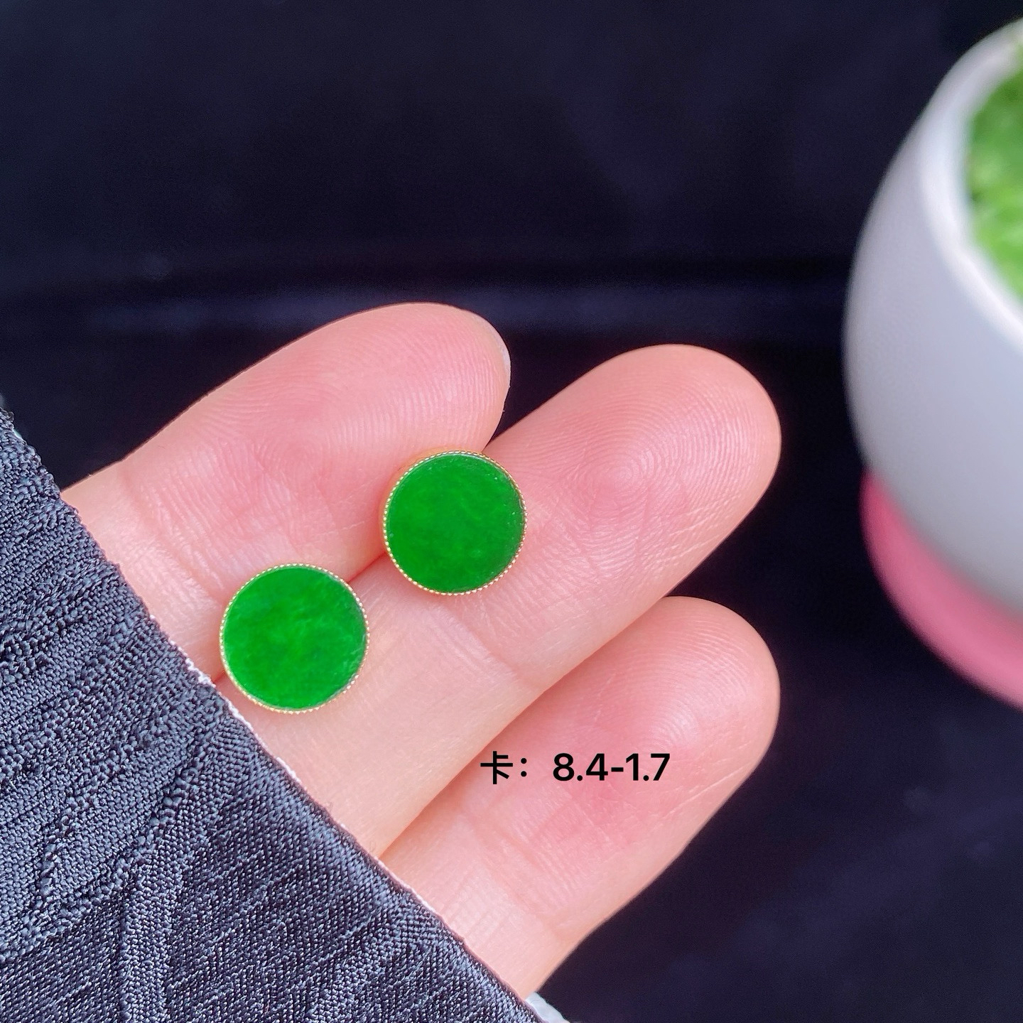 辣阳绿圆牌耳钉
辣绿色泽饱满，质地细腻
18k金镶嵌，简约又精致
尺寸如图一  实物更美～