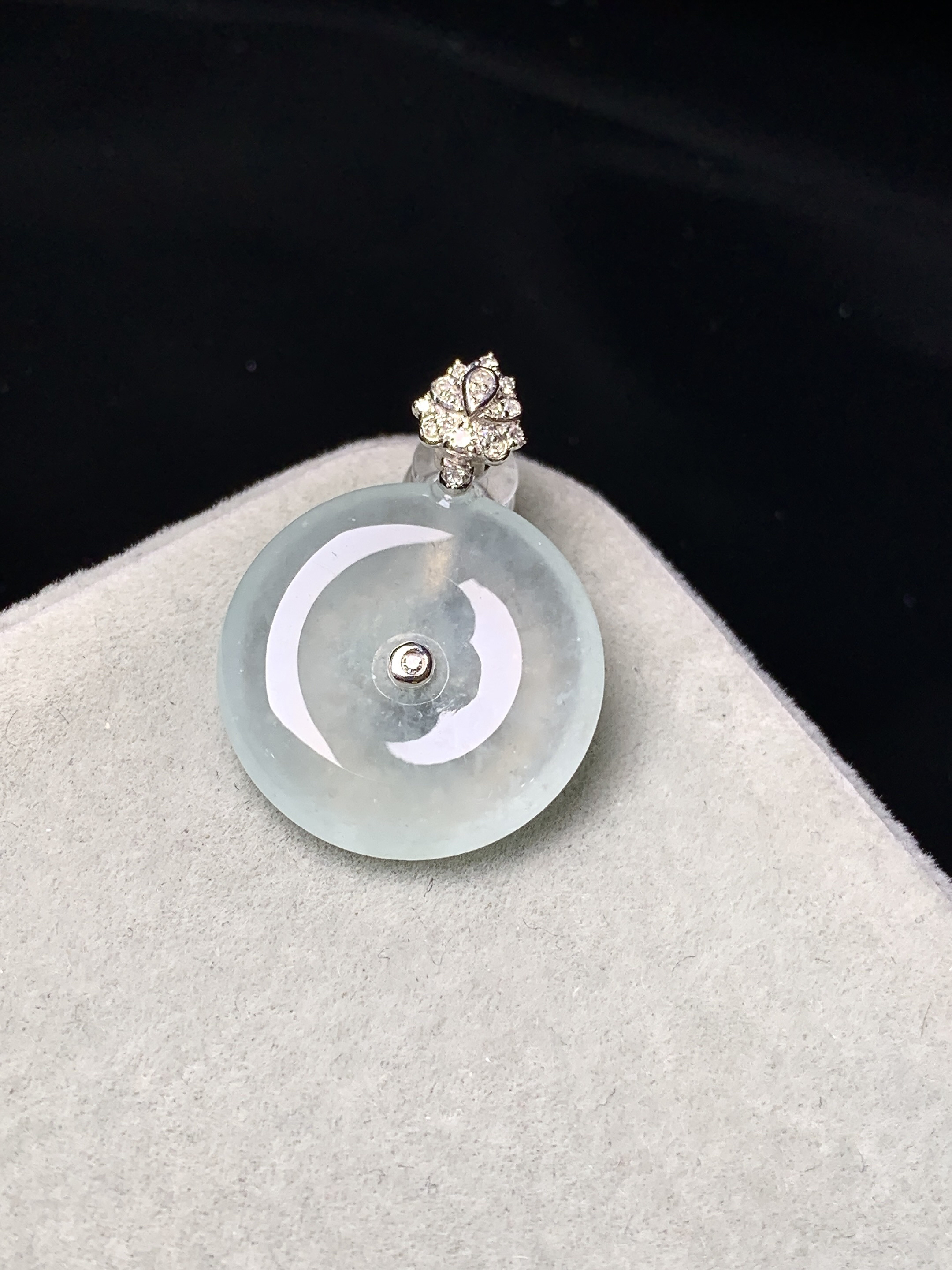 18k金钻镶嵌冰种平安扣吊坠 玉质细腻 色泽艳丽清新 整体尺寸23.6*17.3*3.8