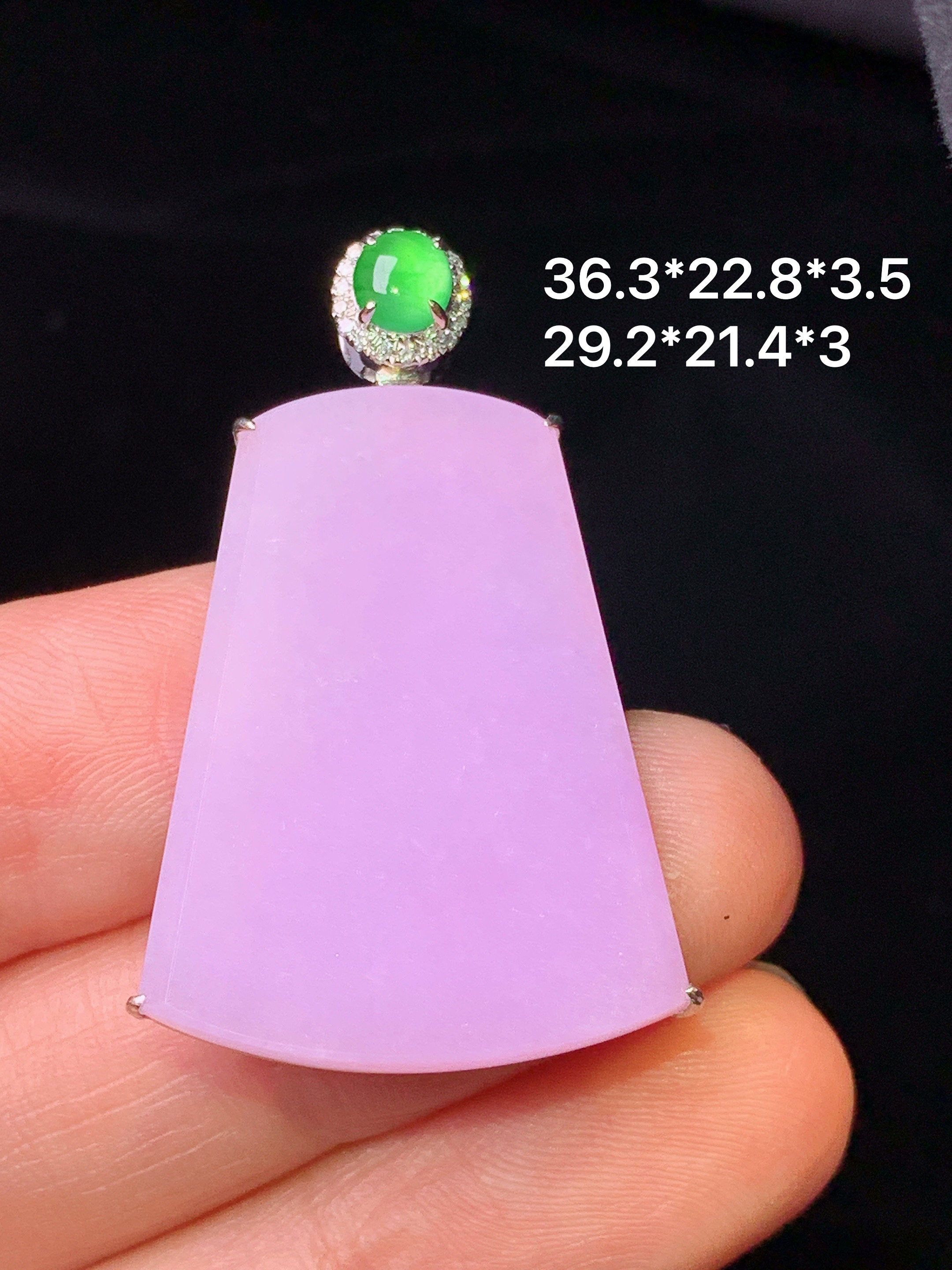 18k金钻镶嵌紫罗兰无事牌吊坠 玉质细腻 色泽艳丽清新 水润亮眼 整体尺寸36.3*22.8*3.5