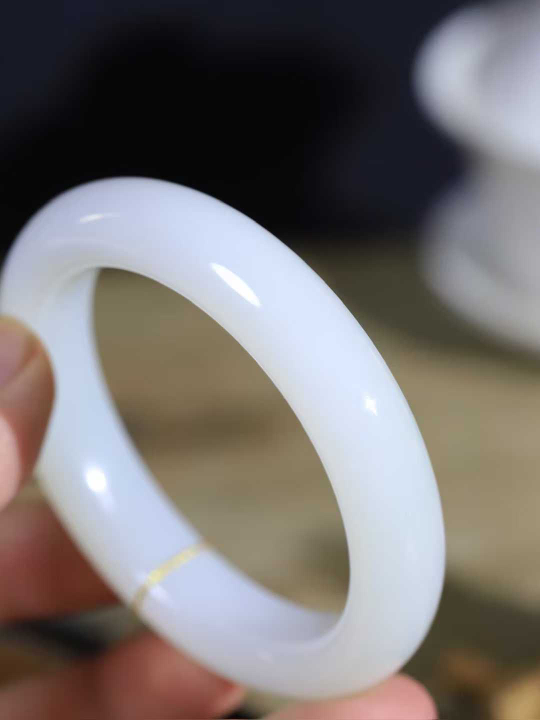 【婉约佳人.手镯】

精品和田玉白玉手镯 玉质温润细腻 油性十足 手感舒适，高华雅逸，线条流畅，简约大气，美自天成，素雅高贵。佩戴于腕间，婉约之美，举手投足间透出那份低调奢华。重69.7克 内径57mm  尺寸13.6-10.2mm   FDL-1110533