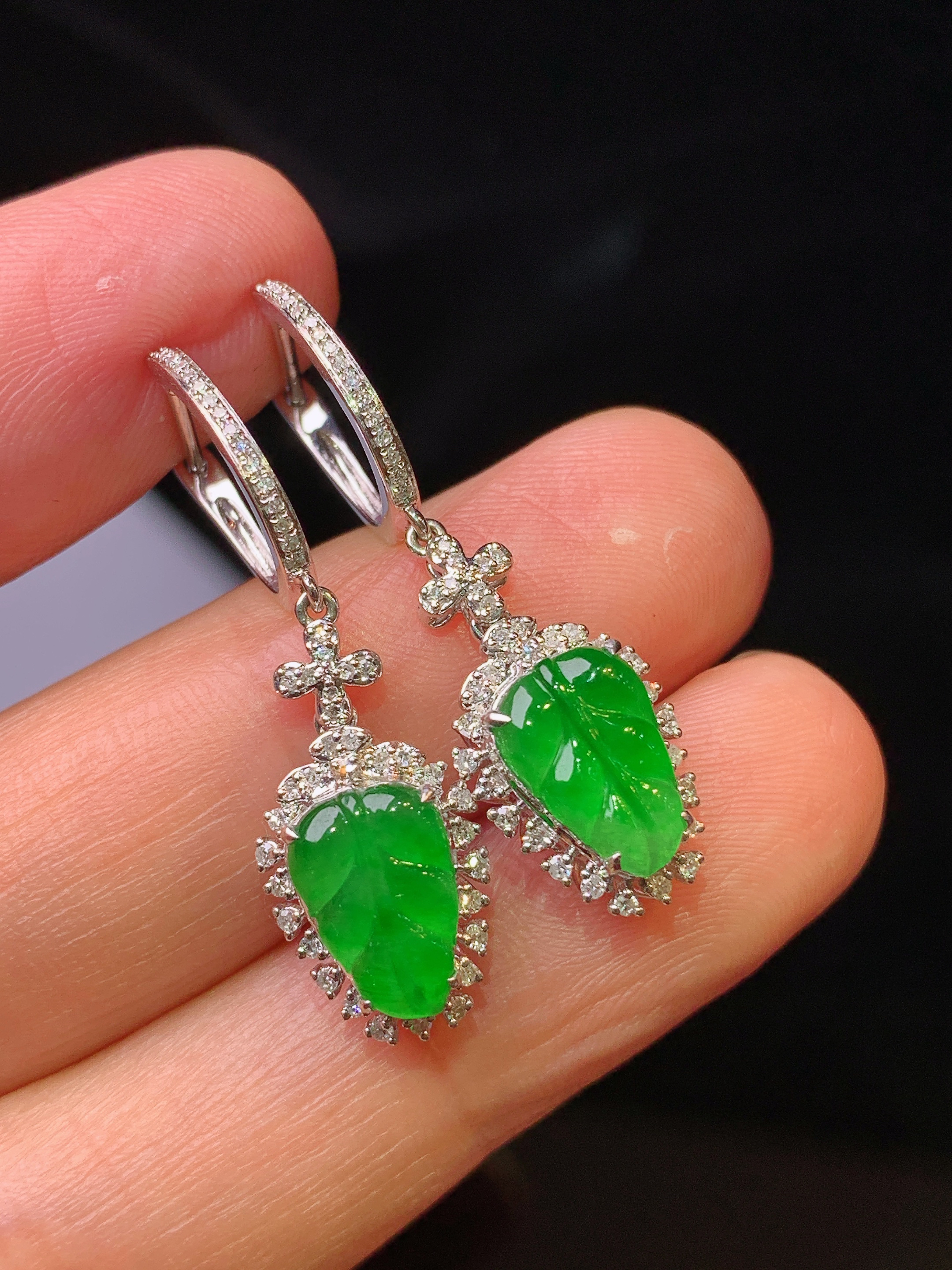 18k金钻镶嵌满绿树叶耳坠 玉质细腻 色泽艳丽清新 水润亮眼 整体尺寸31*9*6.2