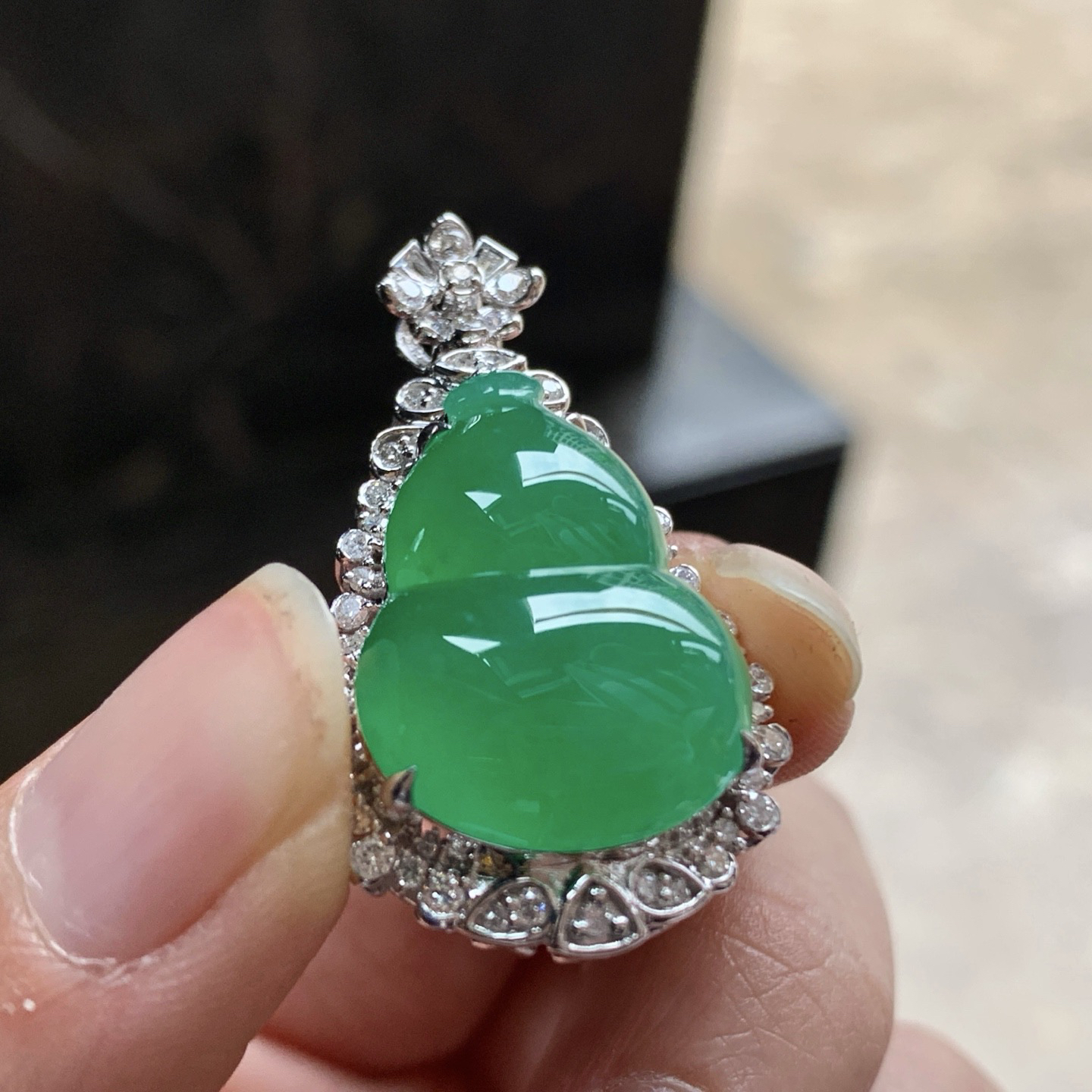 金钻镶嵌辣绿色葫芦吊坠^_^鲜艳 浓郁 饱满