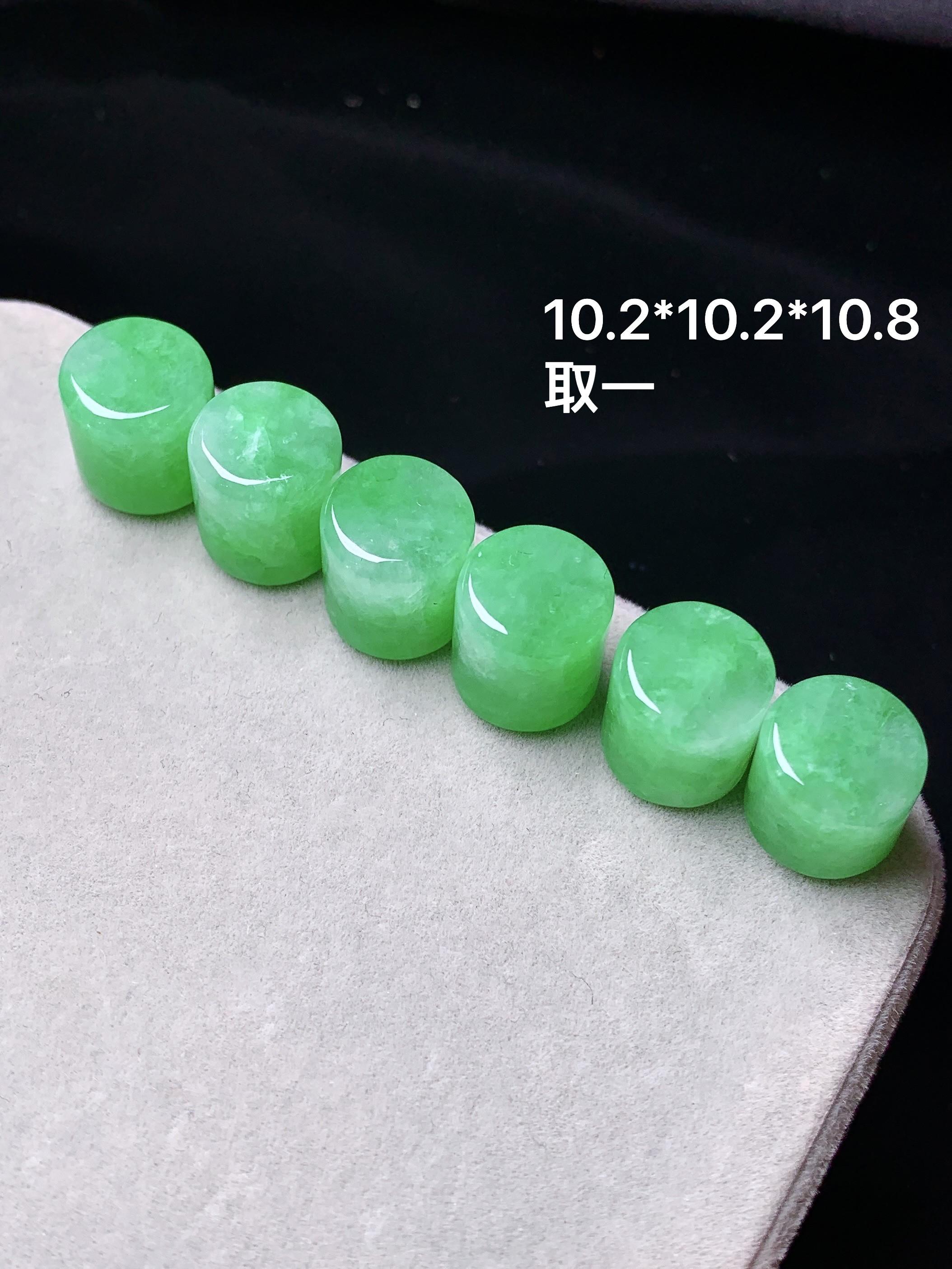 翠绿玉柱一手 玉质细腻水润 色泽艳丽清新 取一尺寸10.2*10.8