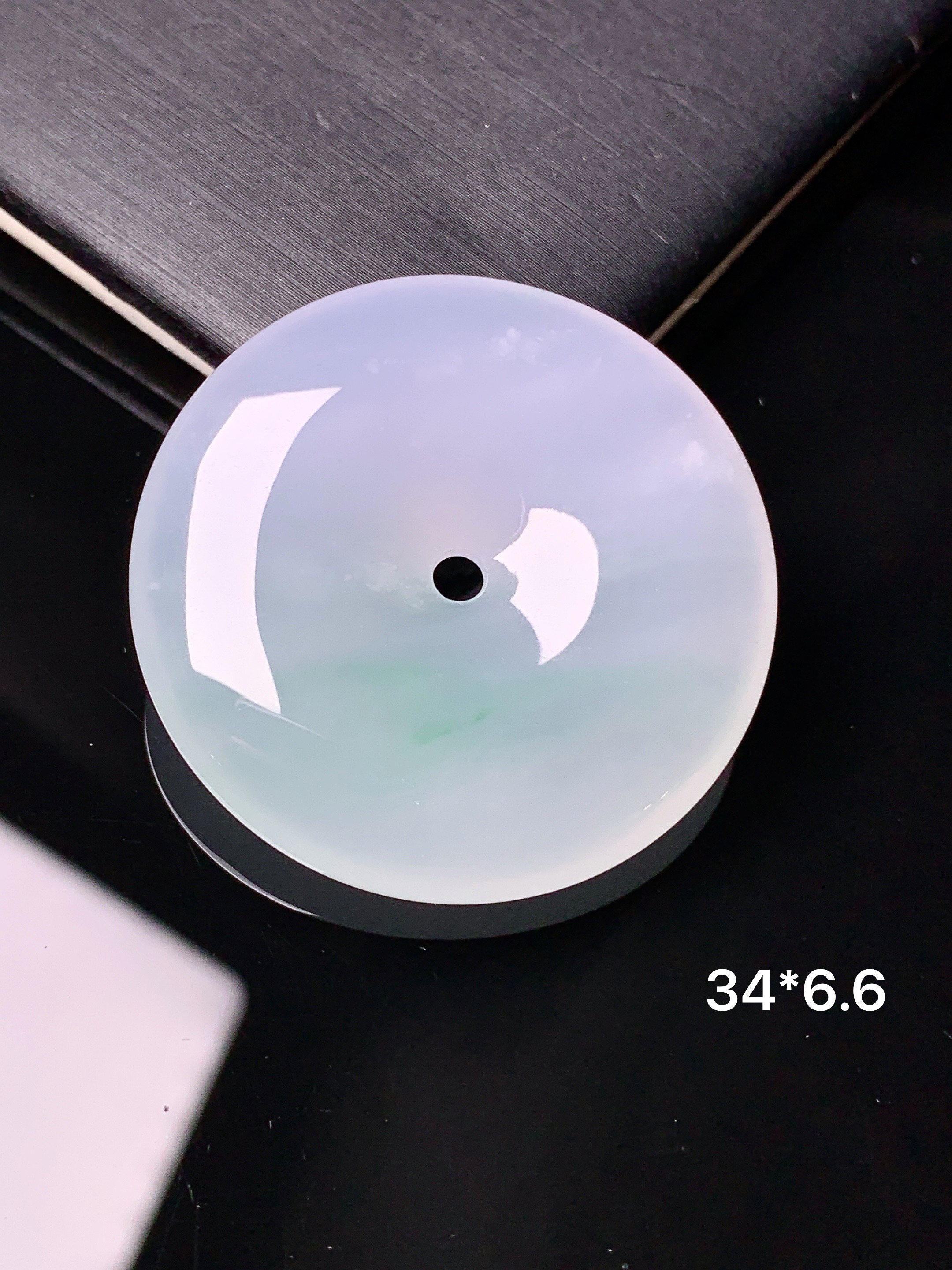 冰种飘绿平安扣吊坠 玉质细腻 色泽艳丽清新 水润亮眼 整体尺寸34*6.6