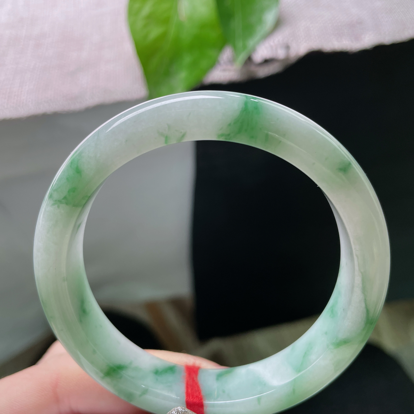 56.3/12.7/7.9。飘花正圈，肉质细腻干净，水头好，种老，花影摇曳，棉线