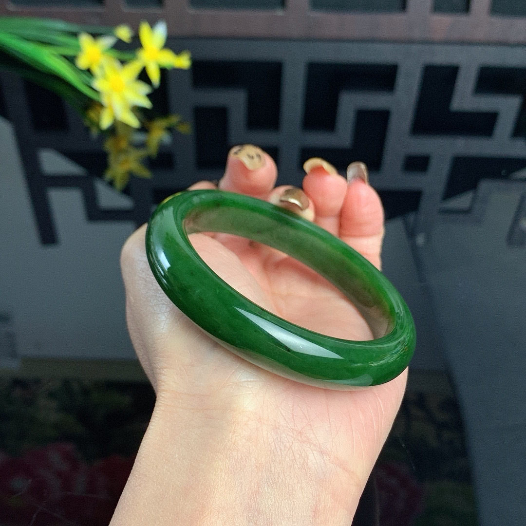 和田玉59圈口菠菜绿碧玉手镯！玉质细腻油润 底色纯净 无纹裂 脂粉好，品质好！