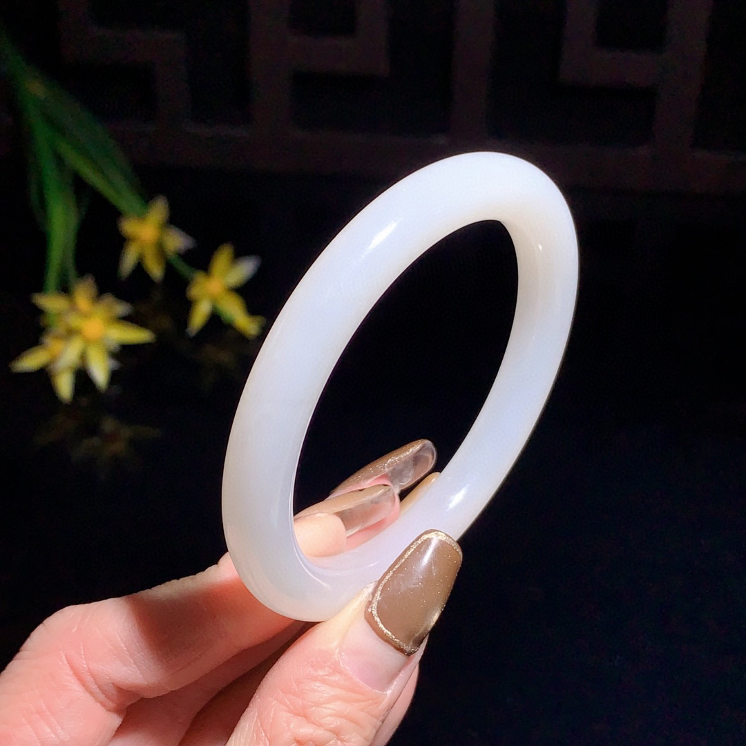 和田玉57圈口羊脂白手镯！玉质细腻油润 底色纯净 无裂无杂 脂粉好，品质好！