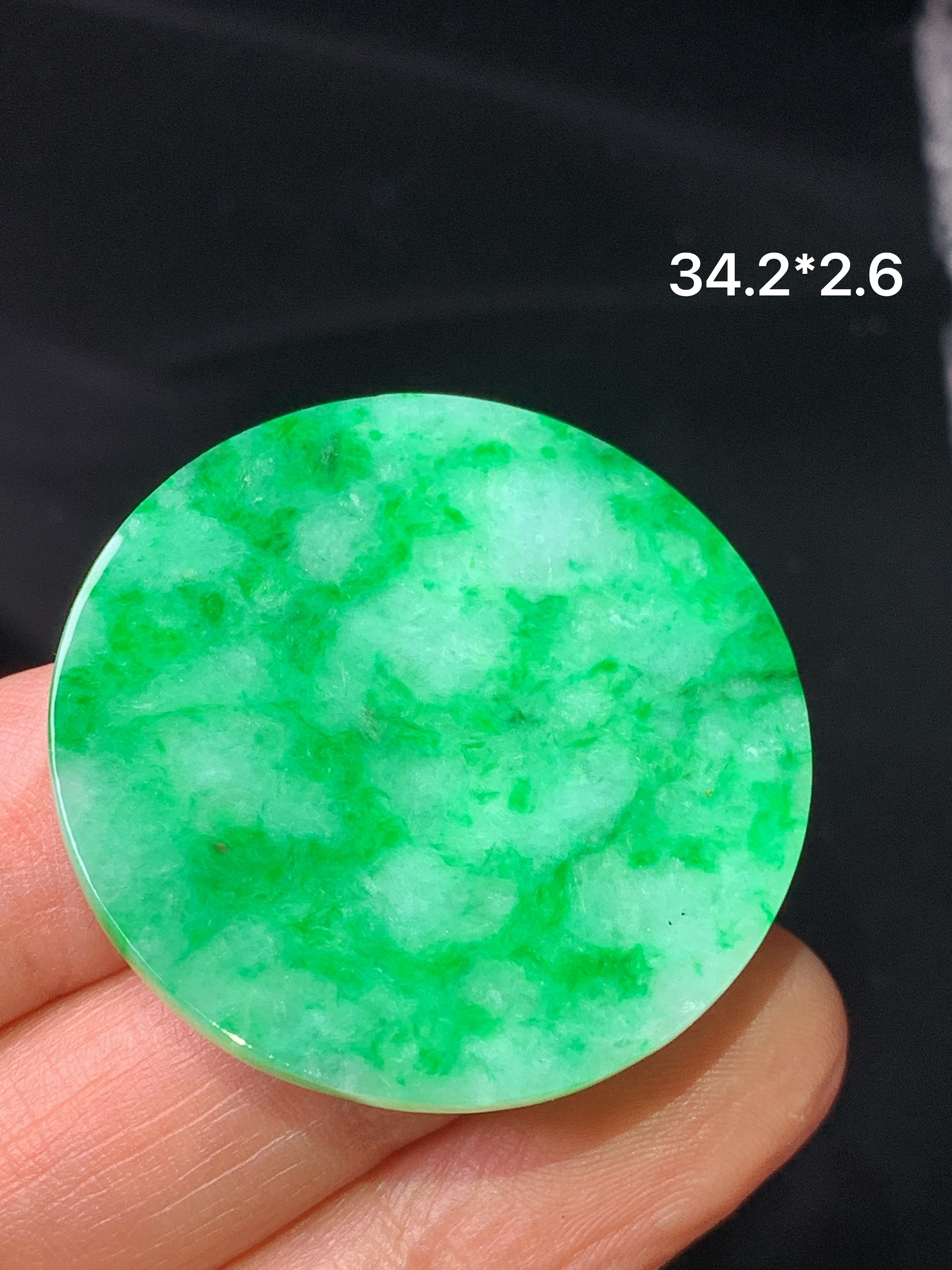 镶嵌款 翠绿圆牌吊坠 玉质细腻 色泽艳丽清新 整体尺寸34.2*2.6