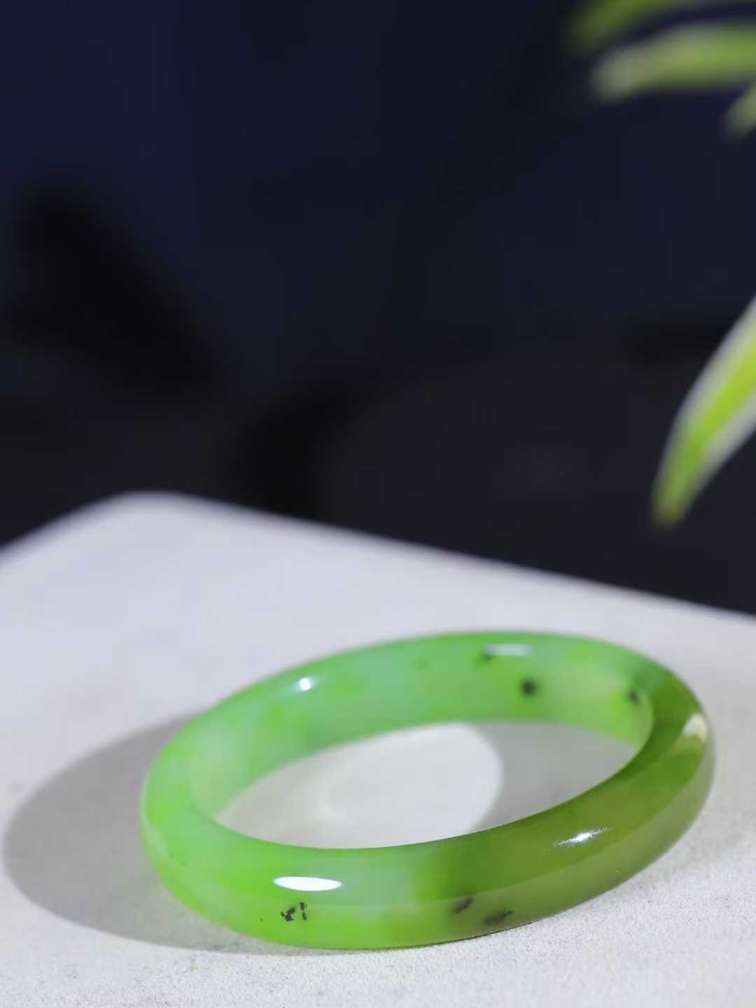 【碧色荡漾·手镯】

精品️和田玉碧玉带糖手镯，玉质细腻温润，手感舒适，️线条流畅，简约大气