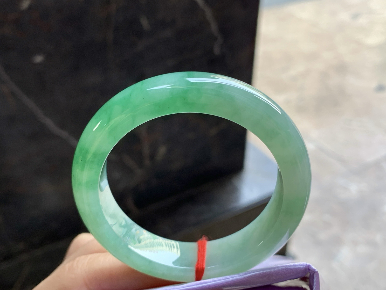 50-13.3-8.8

绿色手镯^_^玉质温润 清新细腻