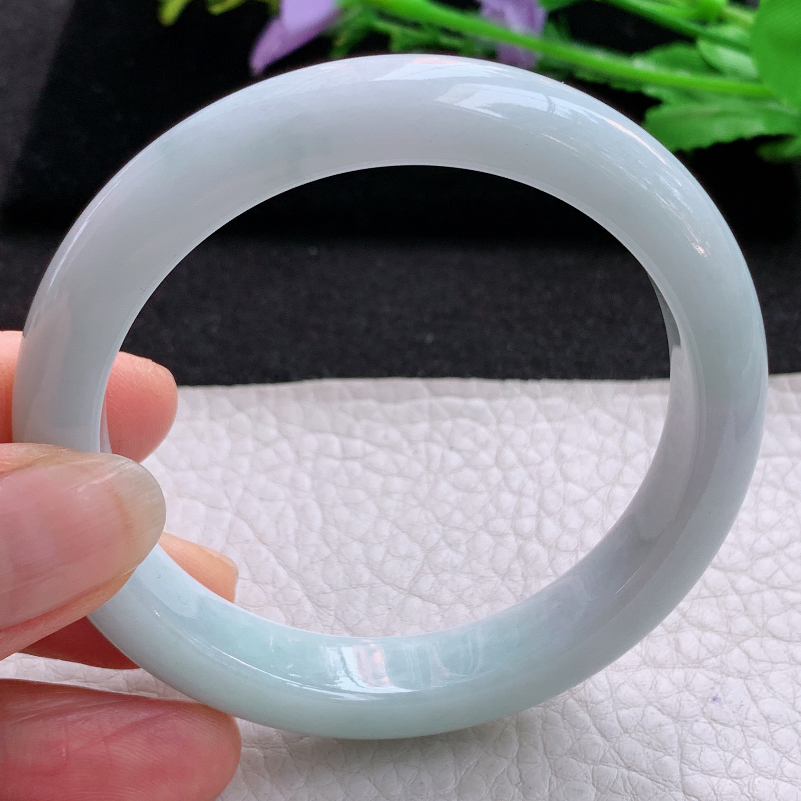 z实拍55*11*8.2平安镯 天然缅甸翡翠A货浅绿边宽边玉手环