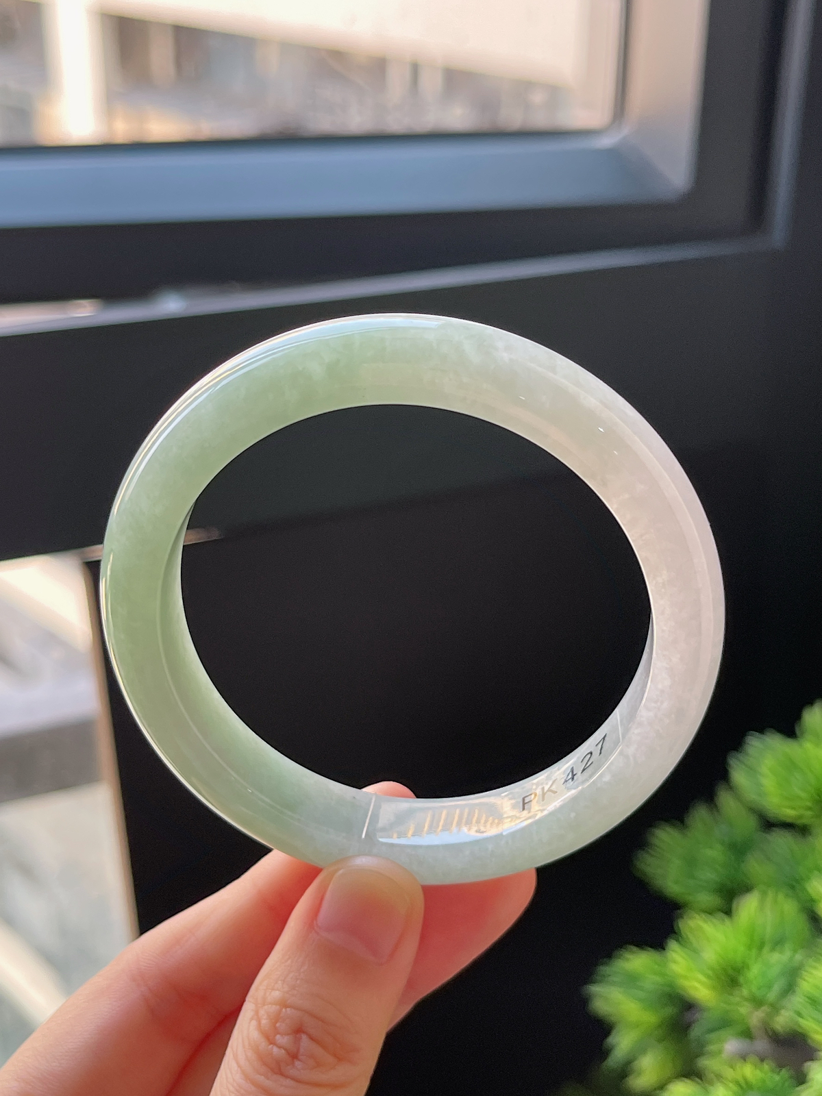 正圈57.6圈口，翡翠糯化种浅绿色手镯